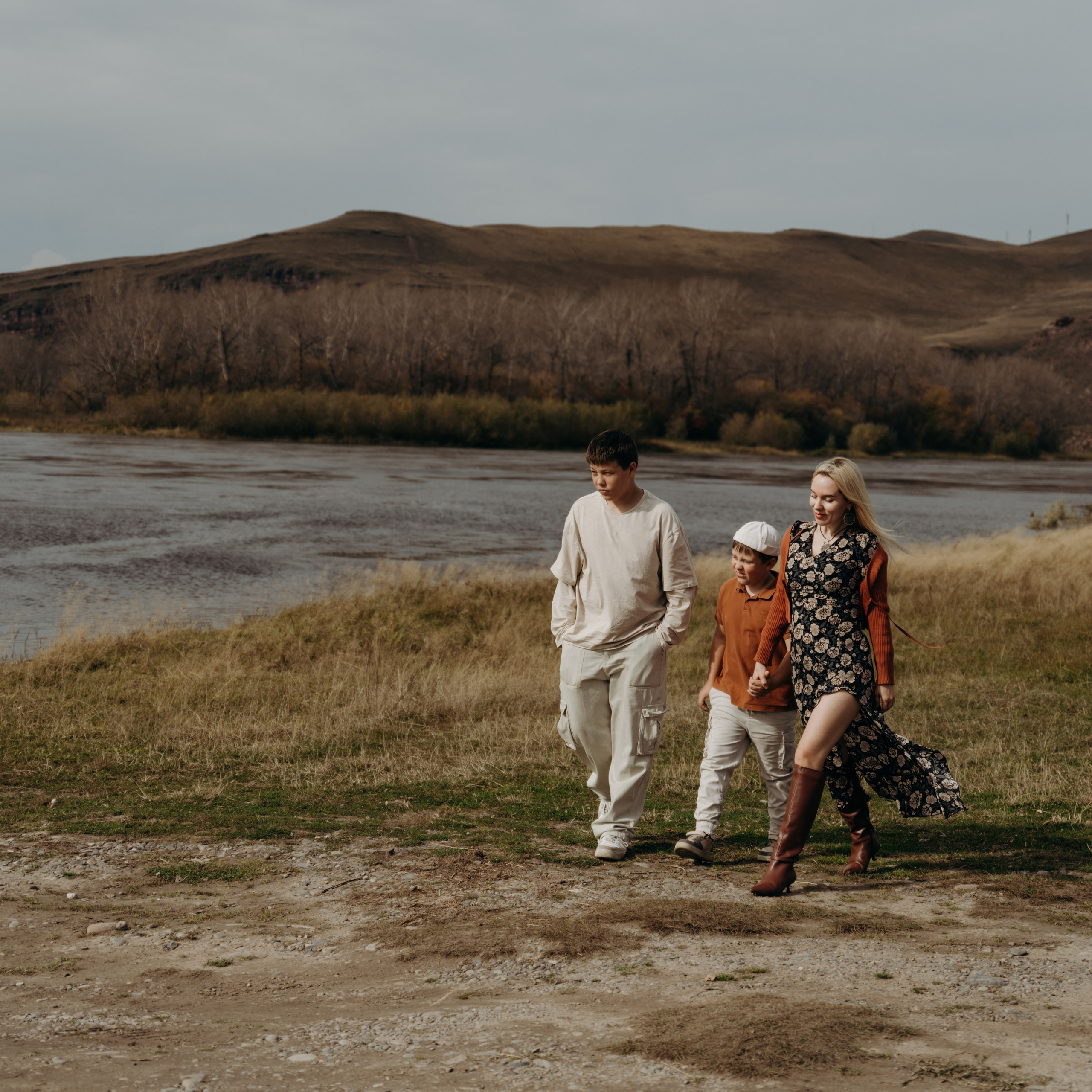 Осенняя прогулка на берегу