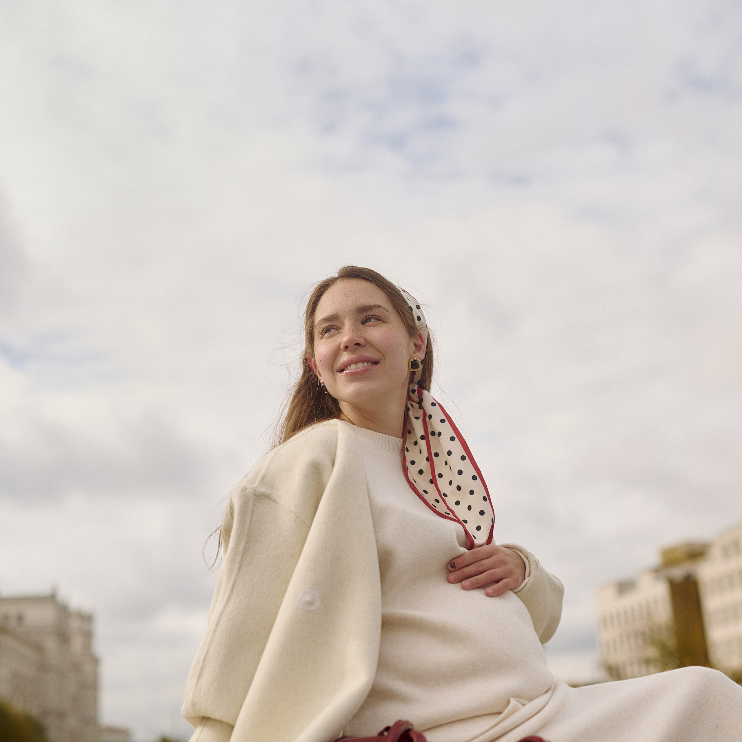 Оля на прогулке по городу