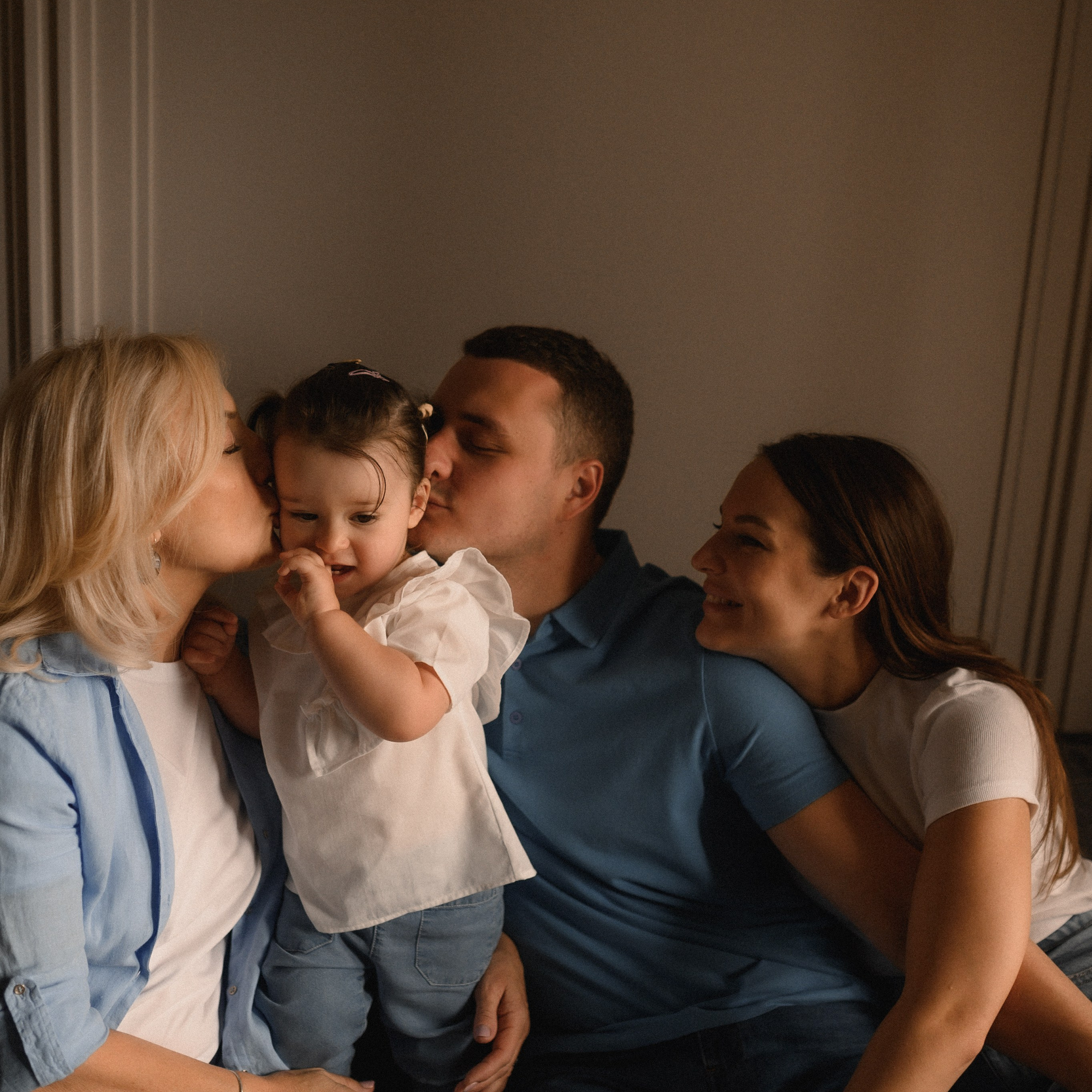 Саша, Таня, Мира и бабушка дома