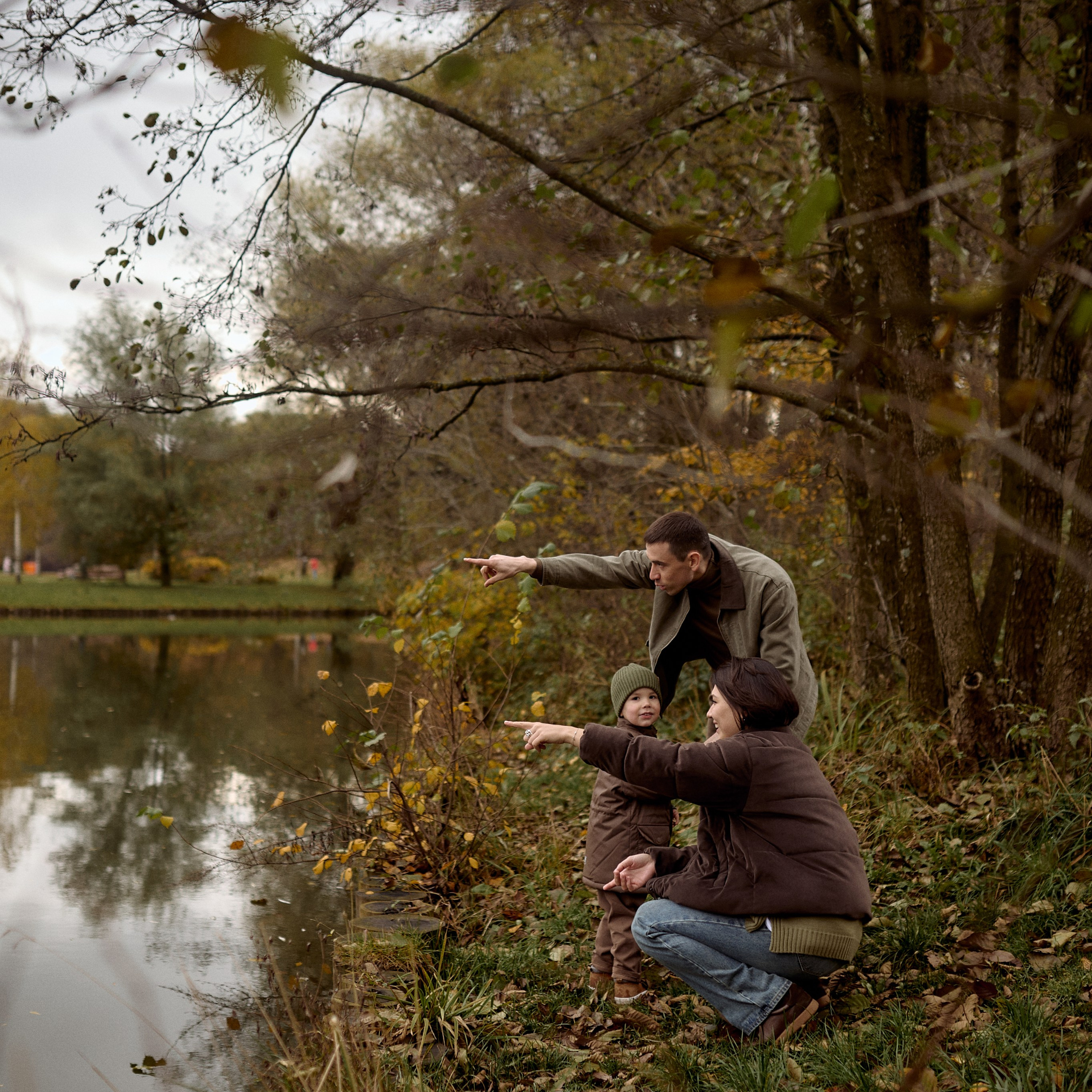 Вова, Юля и Максим в осеннем парке