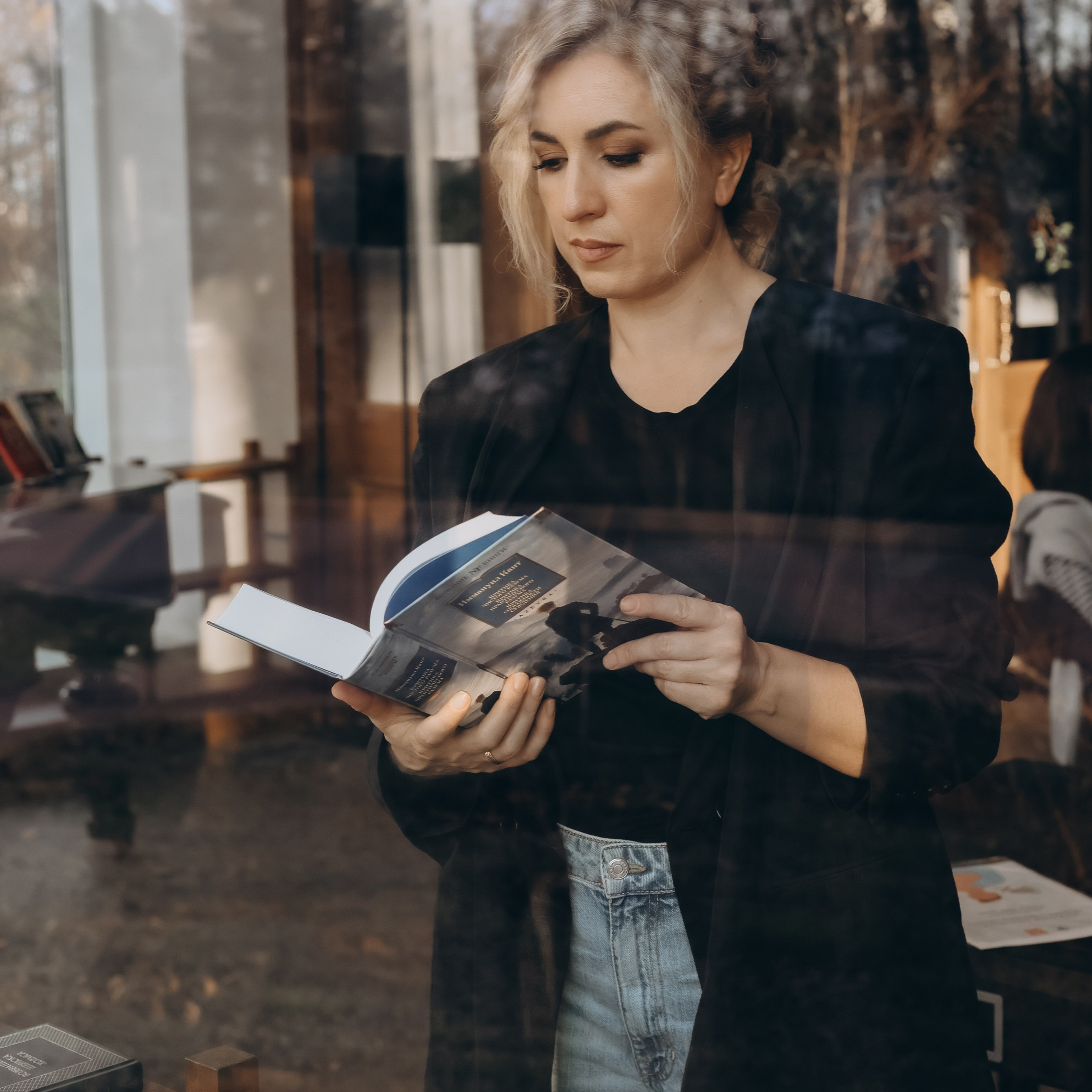 Яна и библиотека (репортажный портрет)