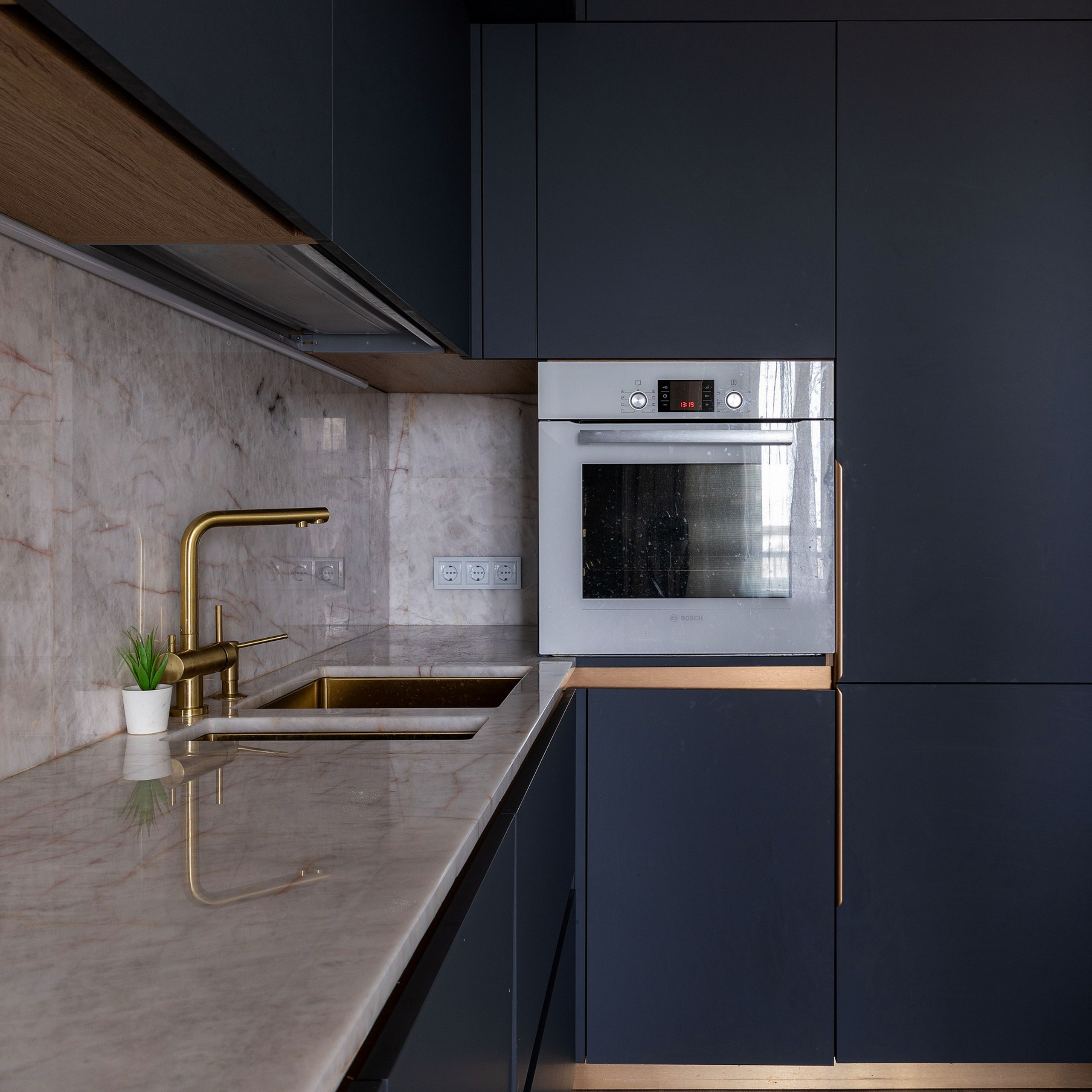 Фотосъёмка кухонного гарнитура и стола. Интерьерный фотограф в Санкт-Петербурге, Ленинградской области и в Москве Николай Щербаков