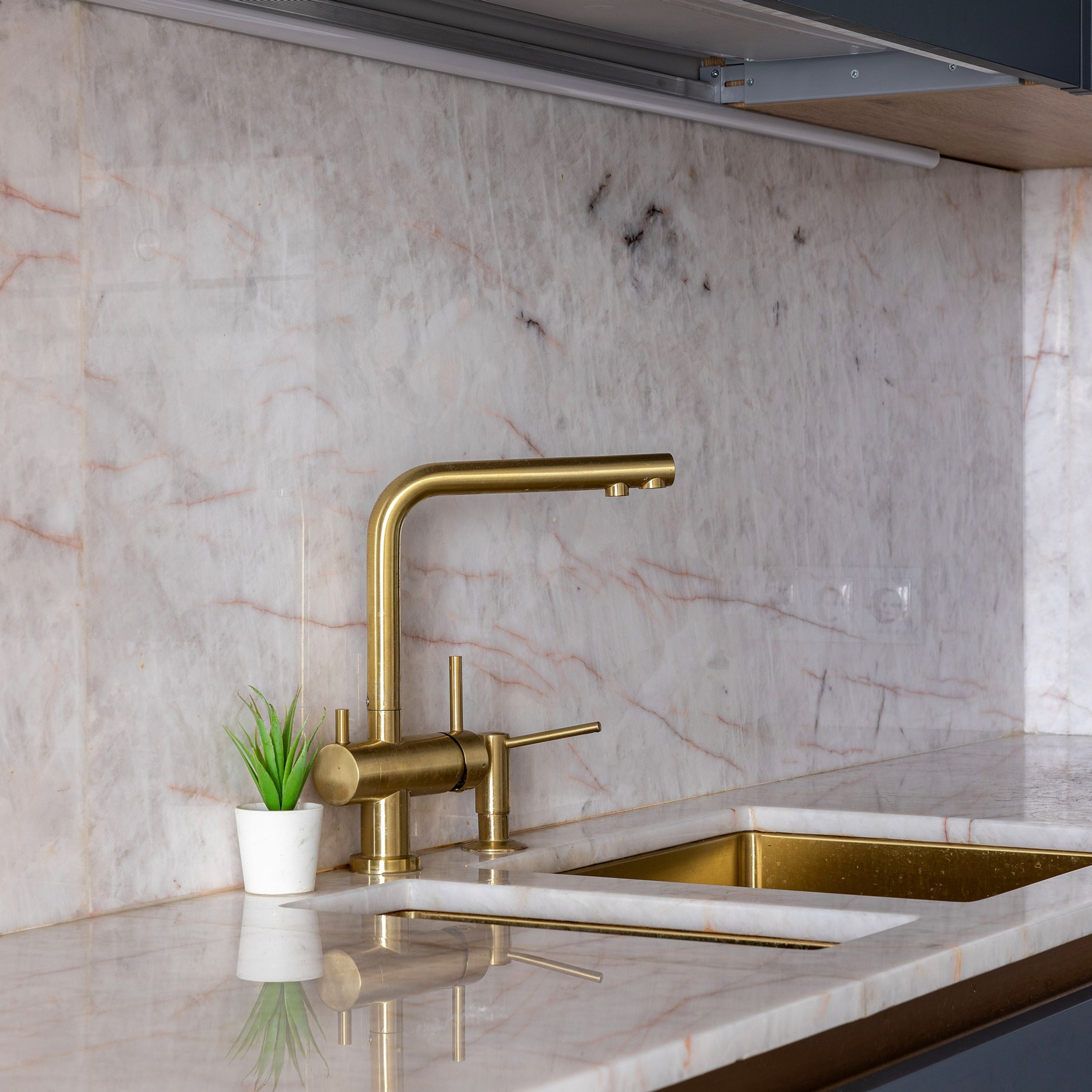 Фотосъёмка кухонного гарнитура и стола. Интерьерный фотограф в Санкт-Петербурге, Ленинградской области и в Москве Николай Щербаков