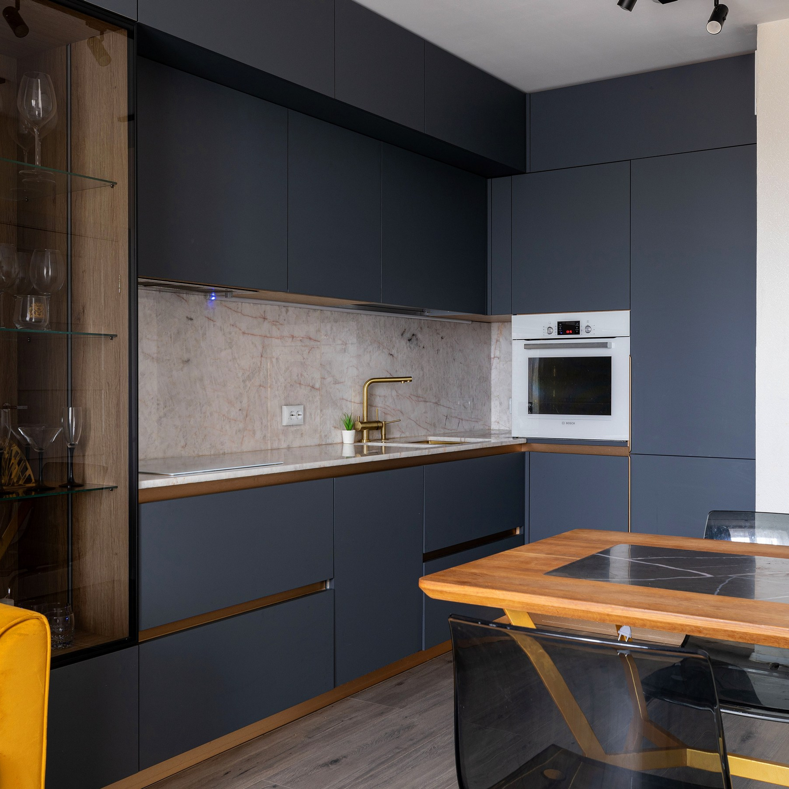 Фотосъёмка кухонного гарнитура и стола. Интерьерный фотограф в Санкт-Петербурге, Ленинградской области и в Москве Николай Щербаков