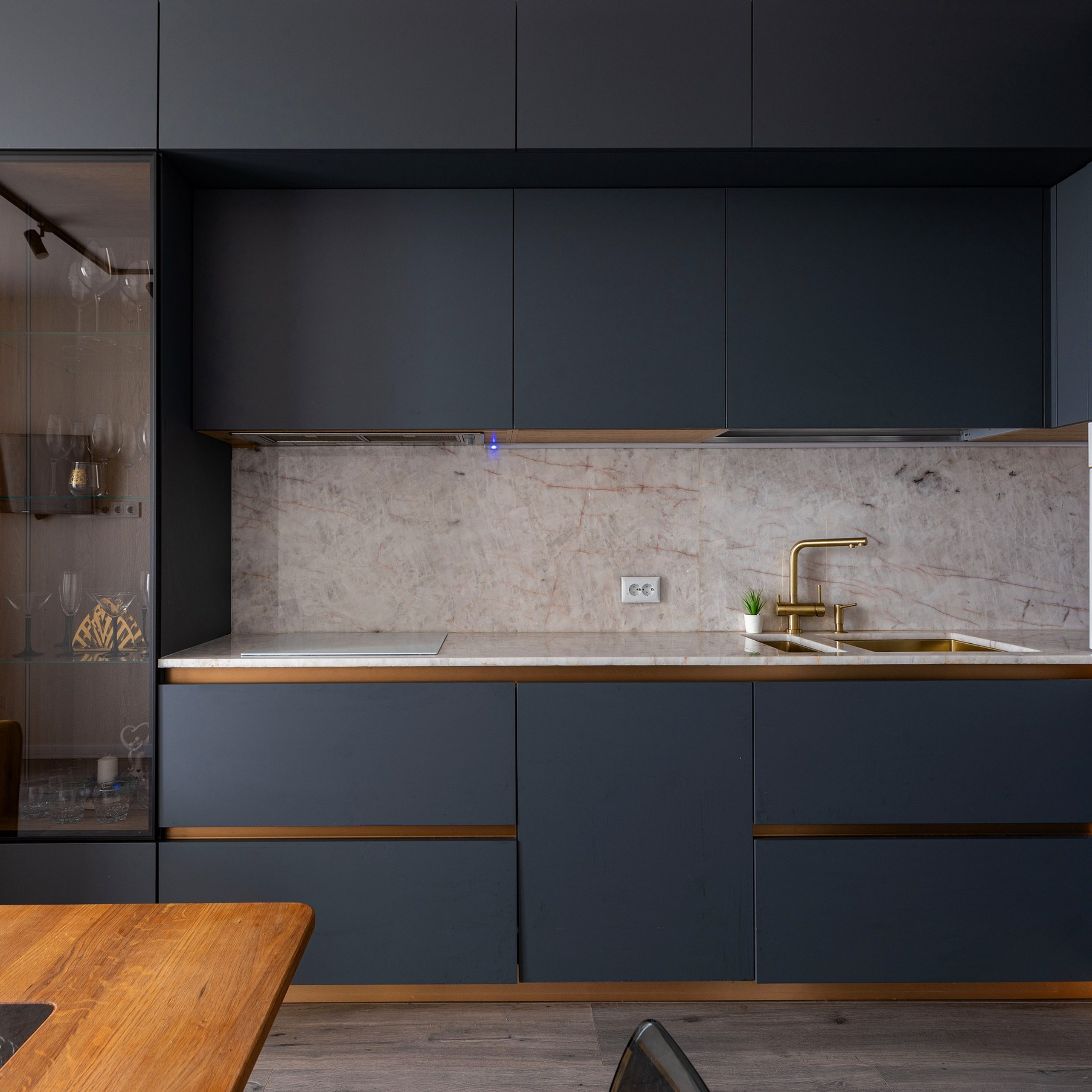 Фотосъёмка кухонного гарнитура и стола. Интерьерный фотограф в Санкт-Петербурге, Ленинградской области и в Москве Николай Щербаков