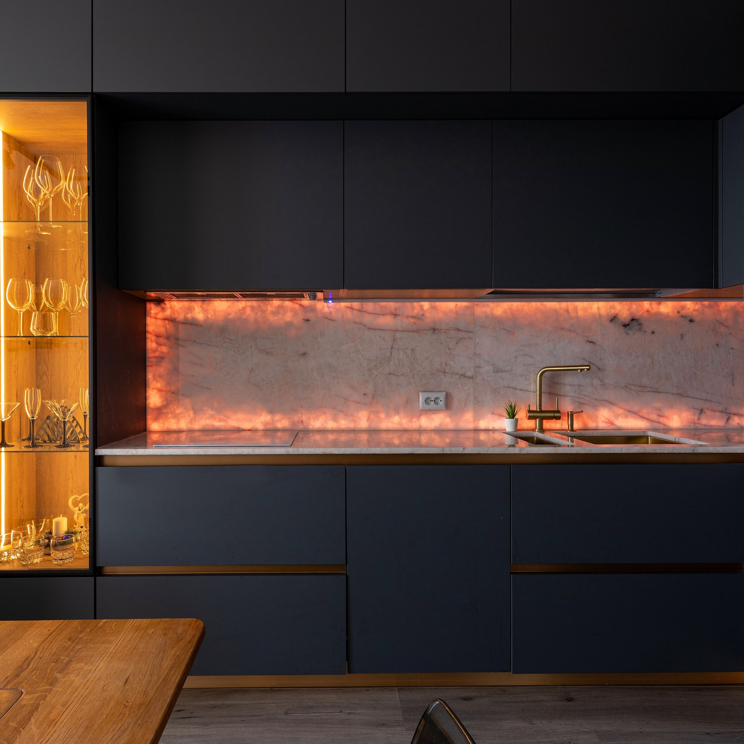 Фотосъёмка кухонного гарнитура и стола. Интерьерный фотограф в Санкт-Петербурге, Ленинградской области и в Москве Николай Щербаков