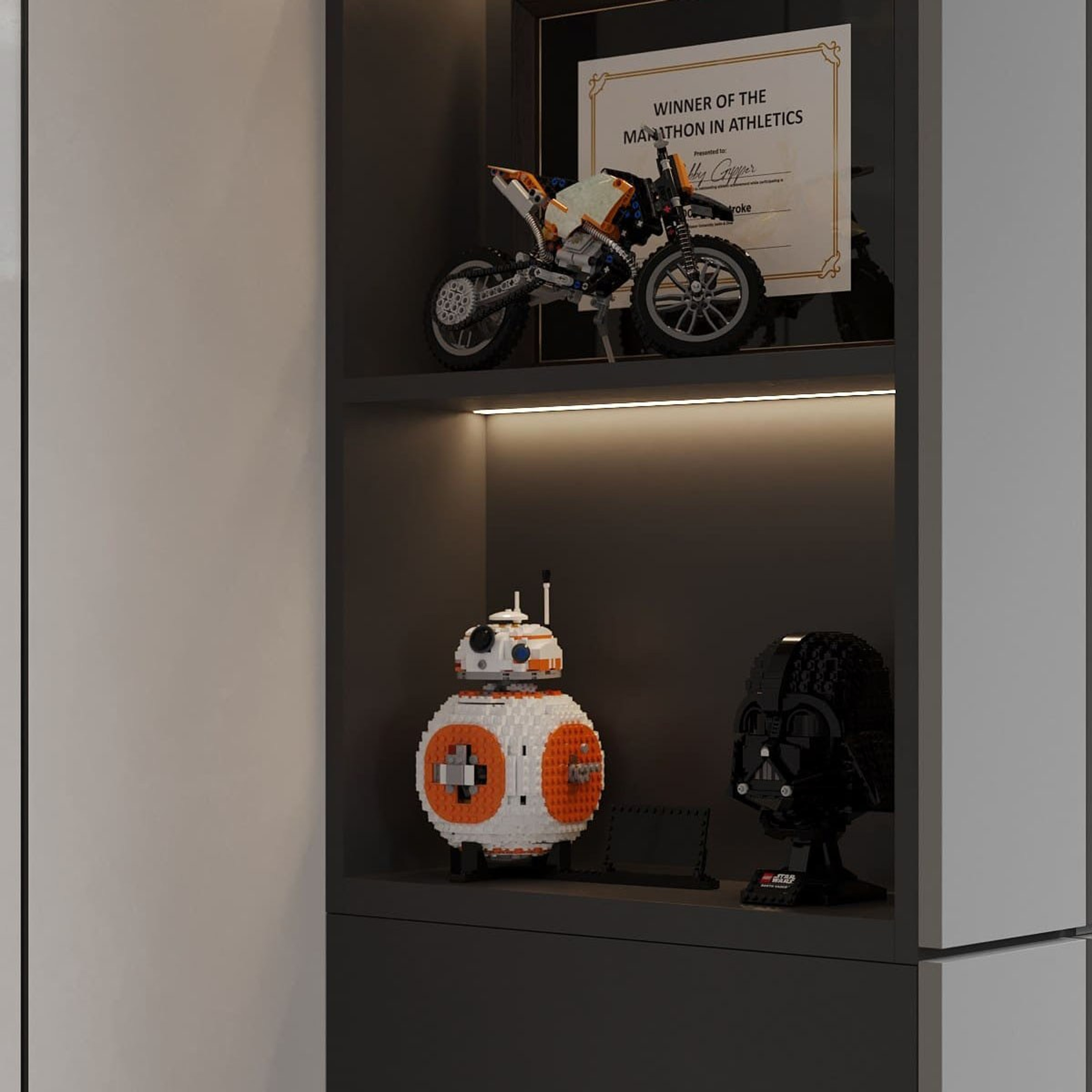 Стеллаж с подсветкой для коллекции Лего и наград по дзюдо в интерьере комнаты подростка.