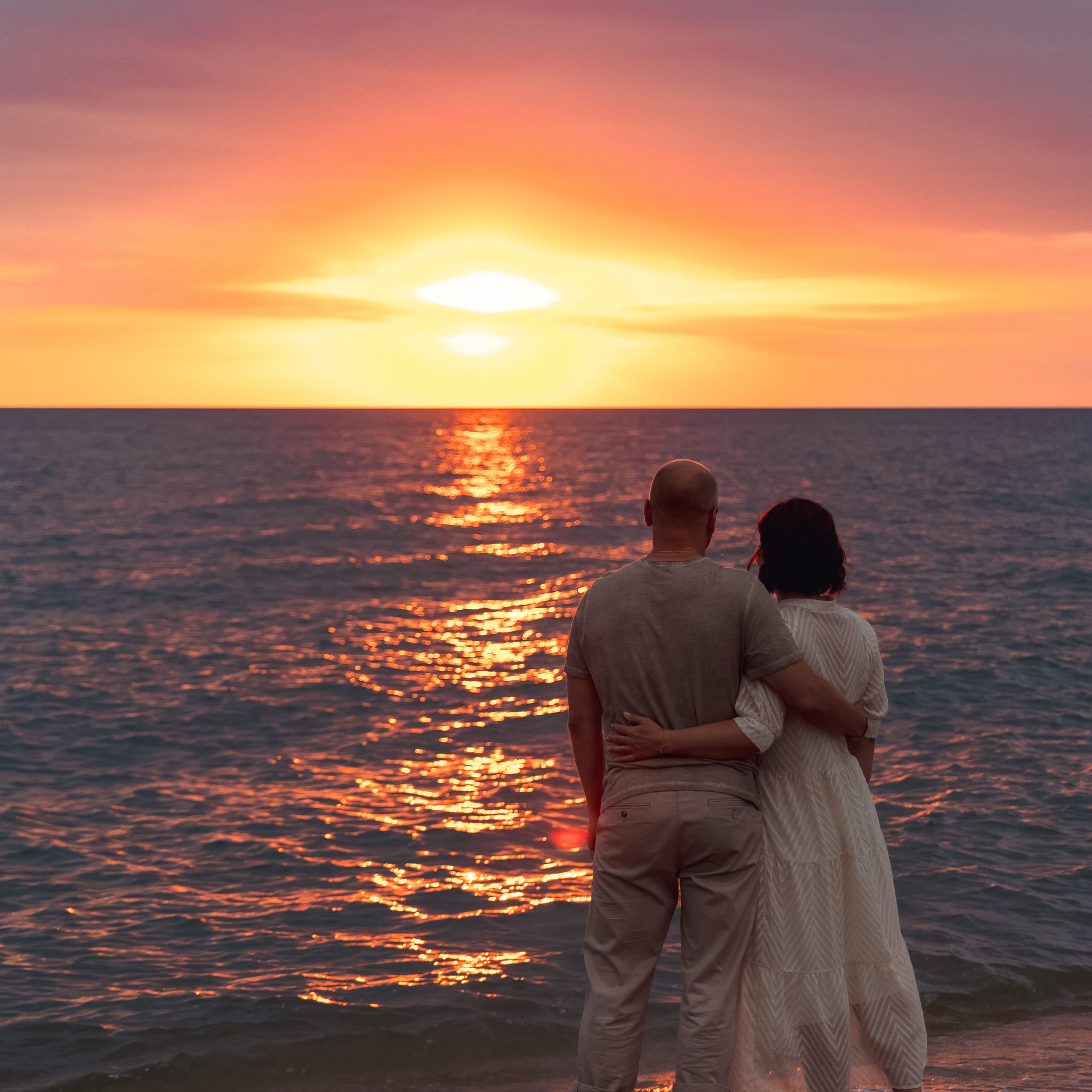 Елена с супругом на рассвете