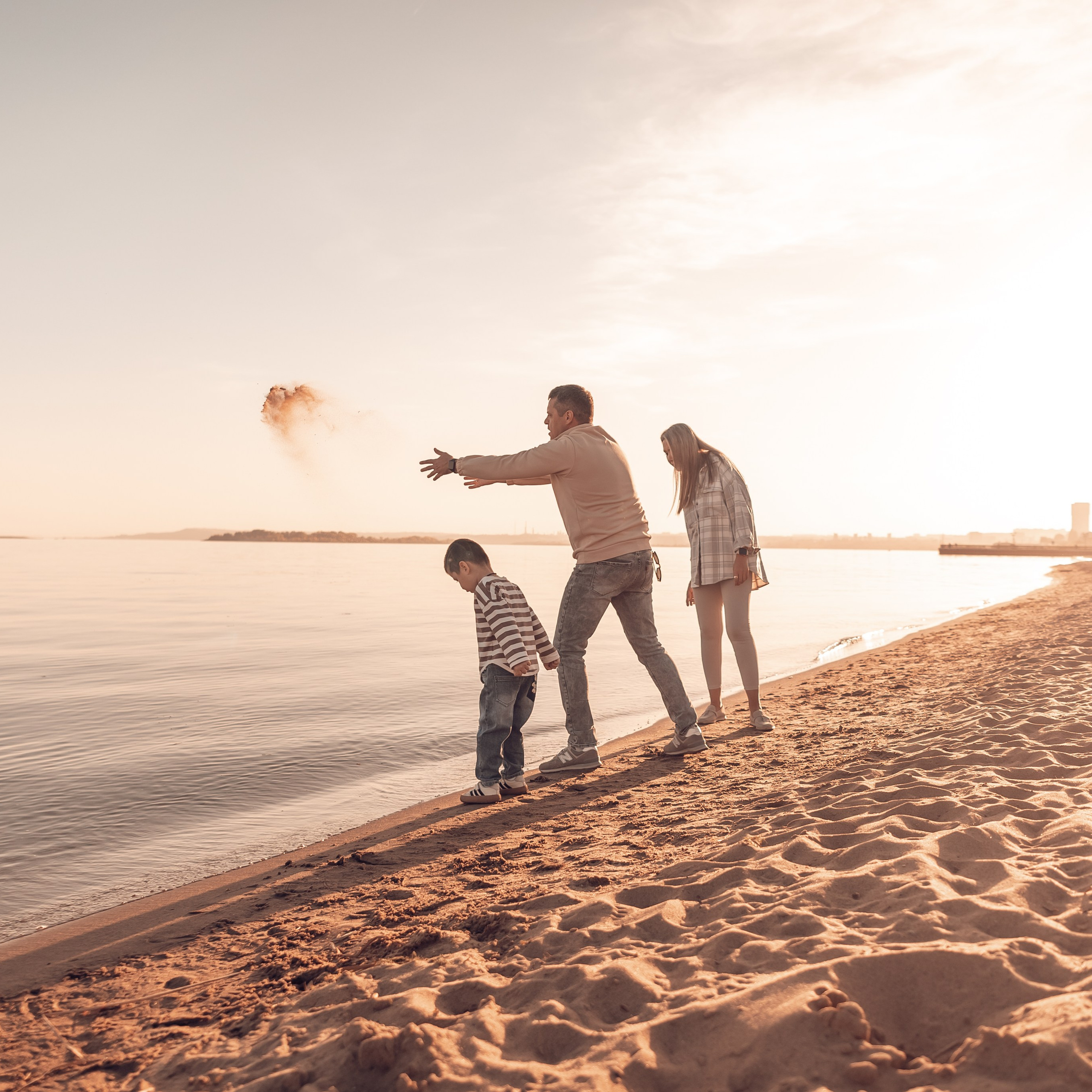 Алексей, Елена и Тимур. Пляж