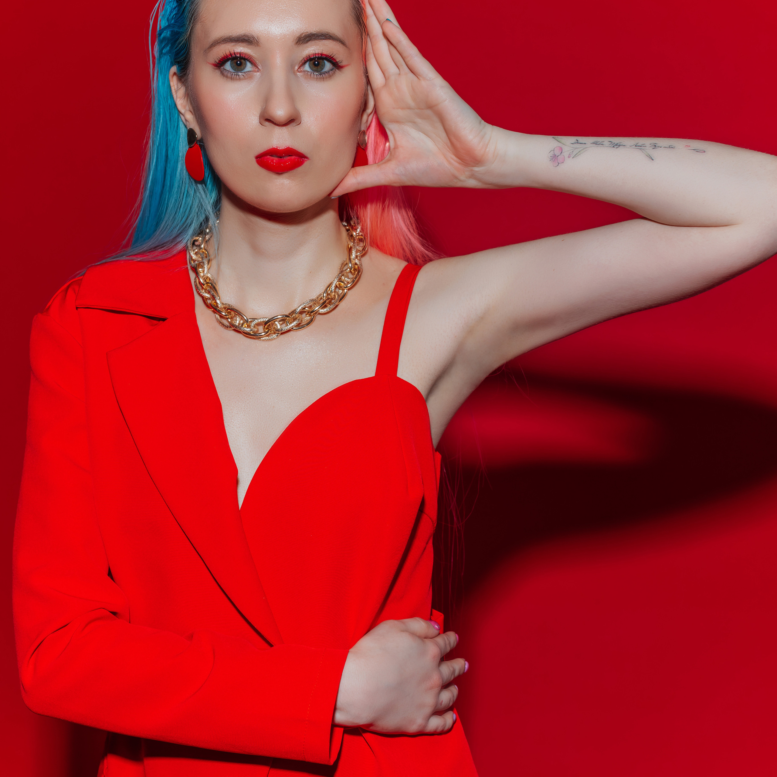 Съёмка на красном фоне