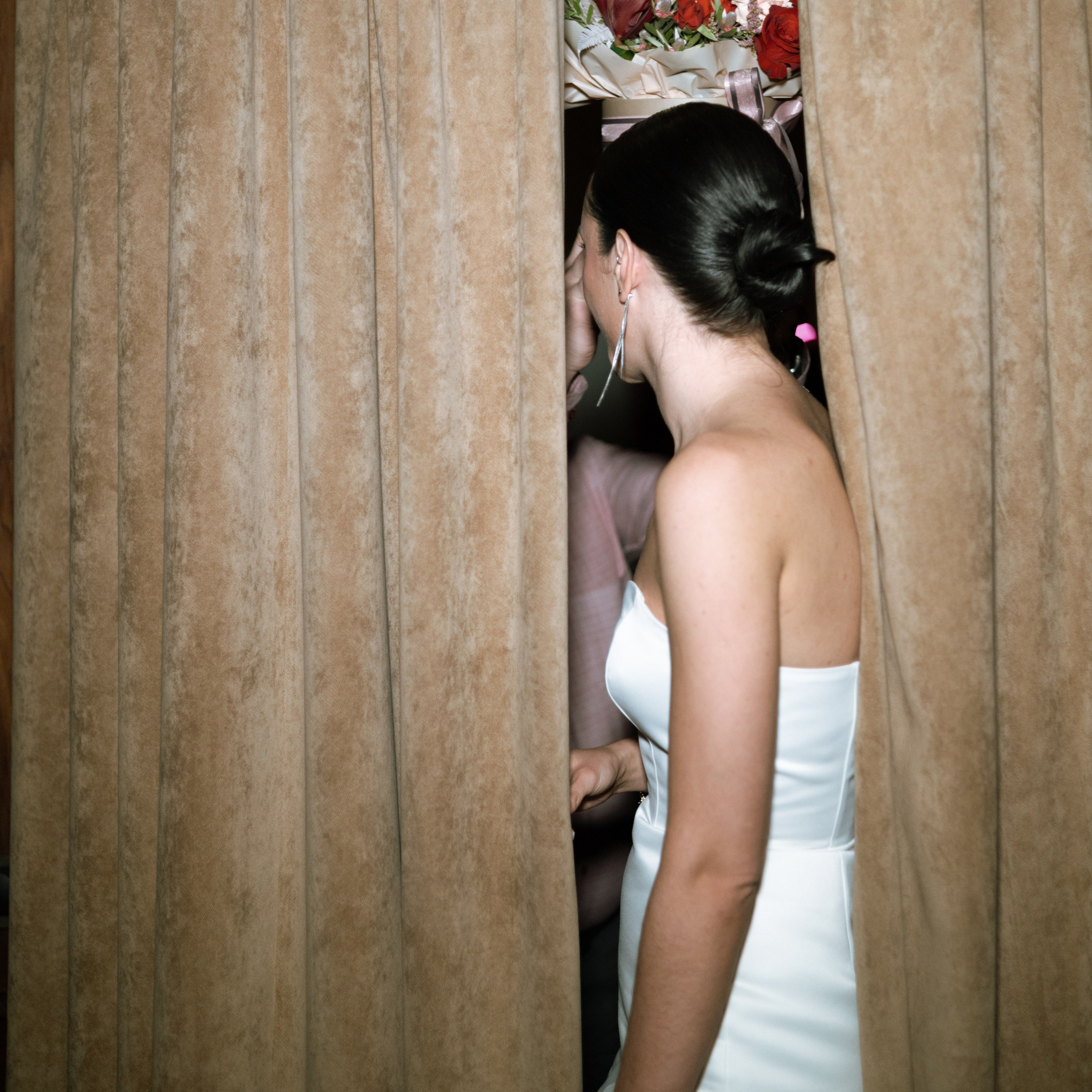 Регистрация брака в особняке Royal фотосессия лавстори в студии Москва и камерный ужин с друзьями. Свадебный фотограф Москва Москвовская область Санкт-Петербург