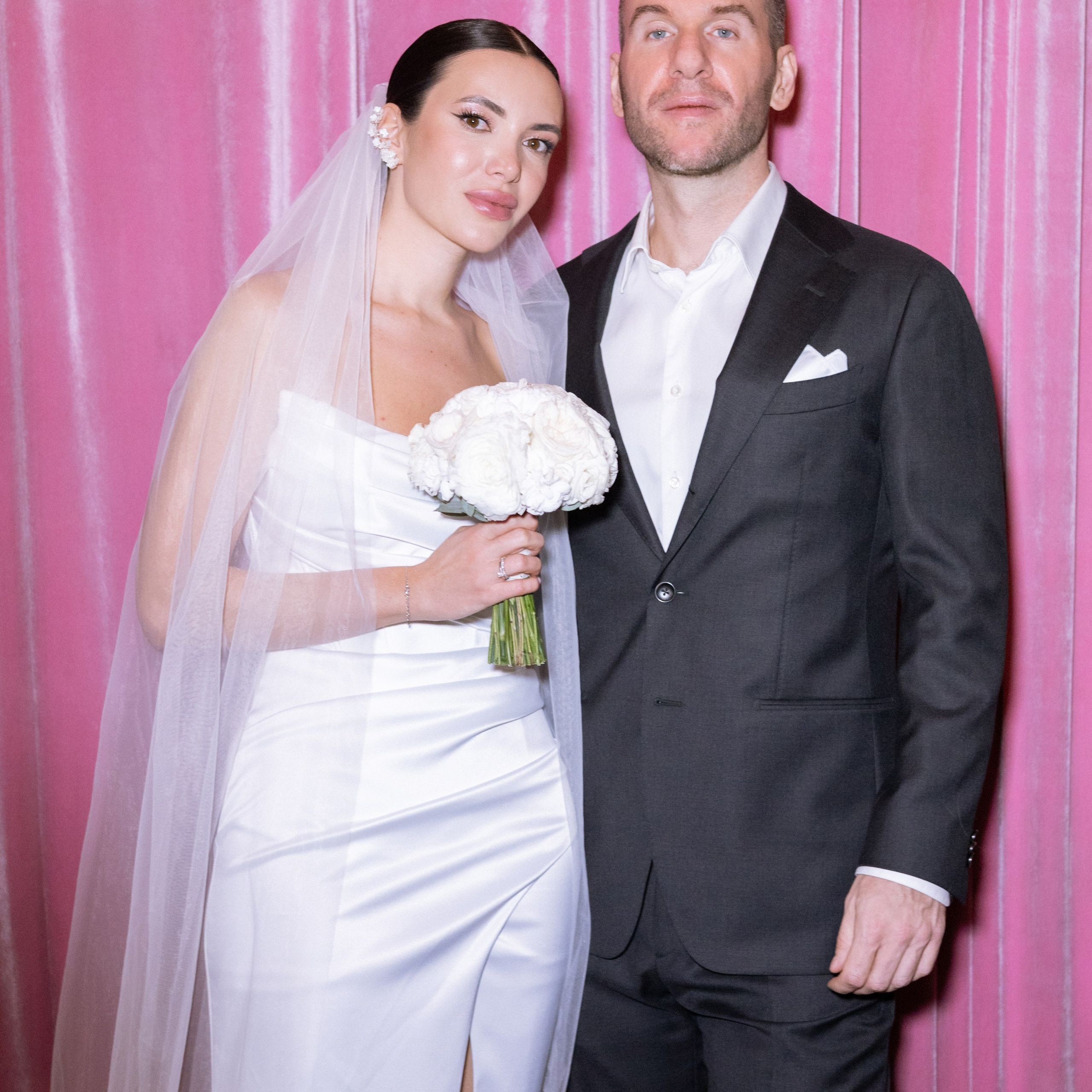 Регистрация брака в особняке Royal фотосессия лавстори в студии Москва и камерный ужин с друзьями. Свадебный фотограф Москва Москвовская область Санкт-Петербург