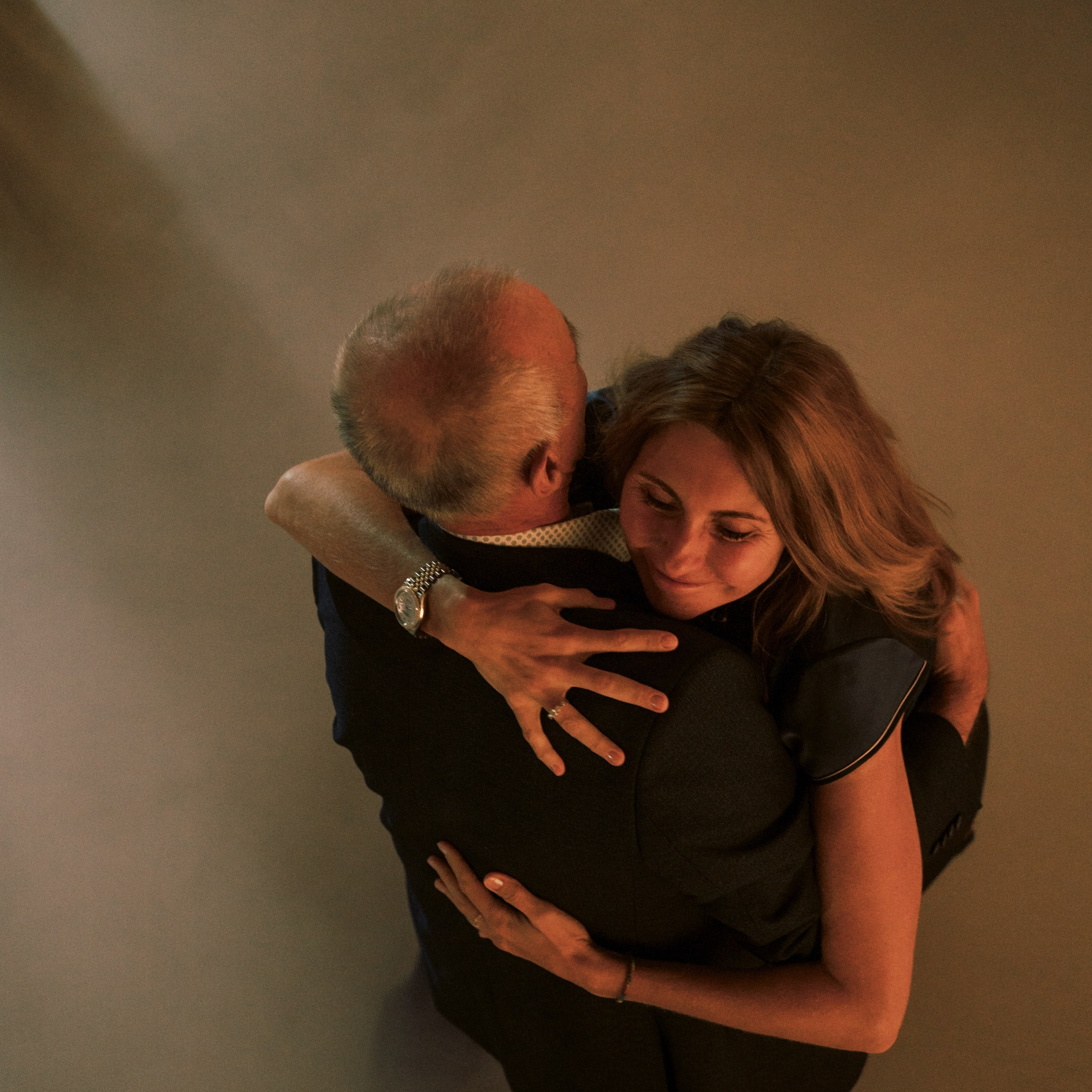 Свадебная съемка камерная с цветным дымом. Свадебный фотограф Москва Москвовская область Санкт-Петербург