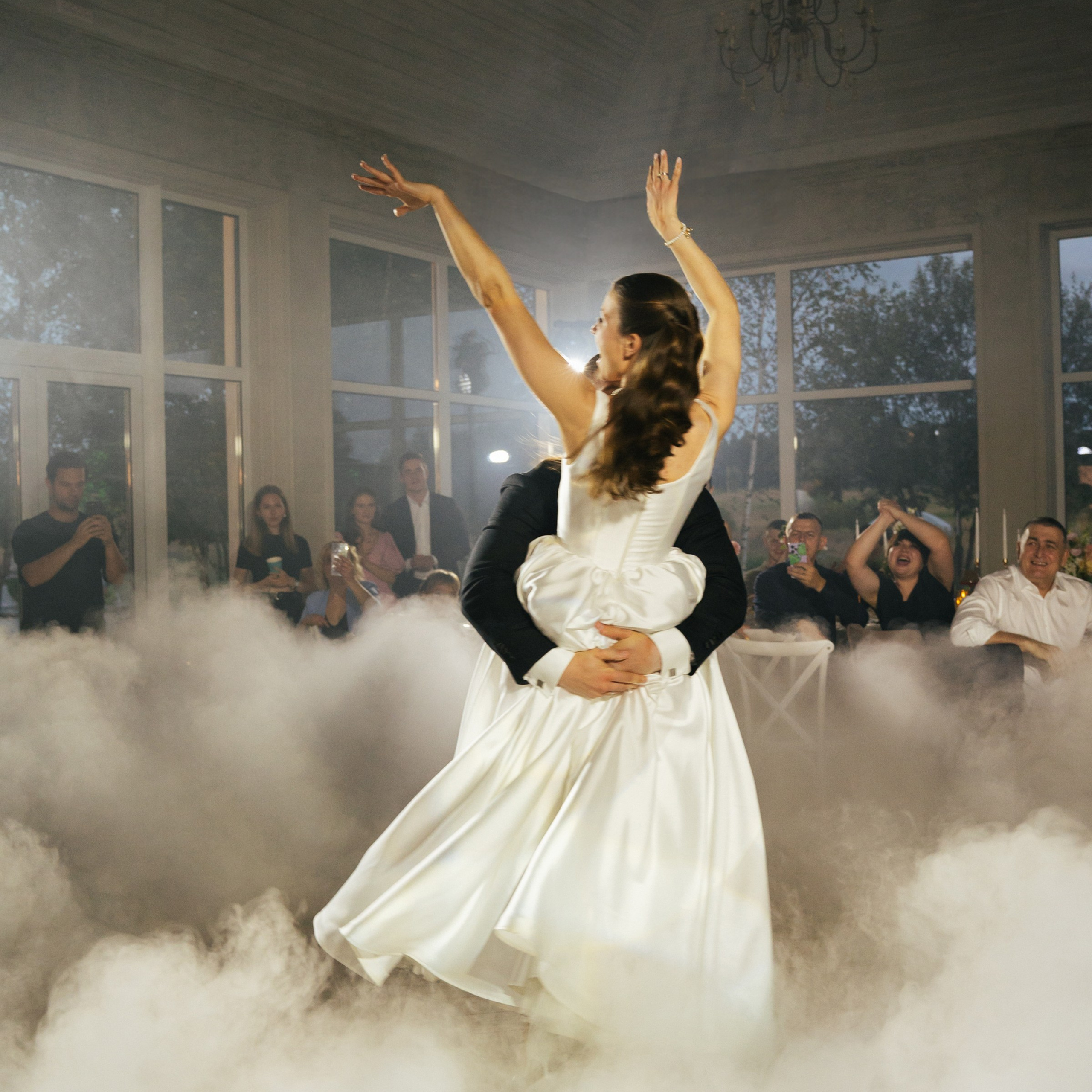 Свадебная съемка камерная с цветным дымом. Свадебный фотограф Москва Москвовская область Санкт-Петербург