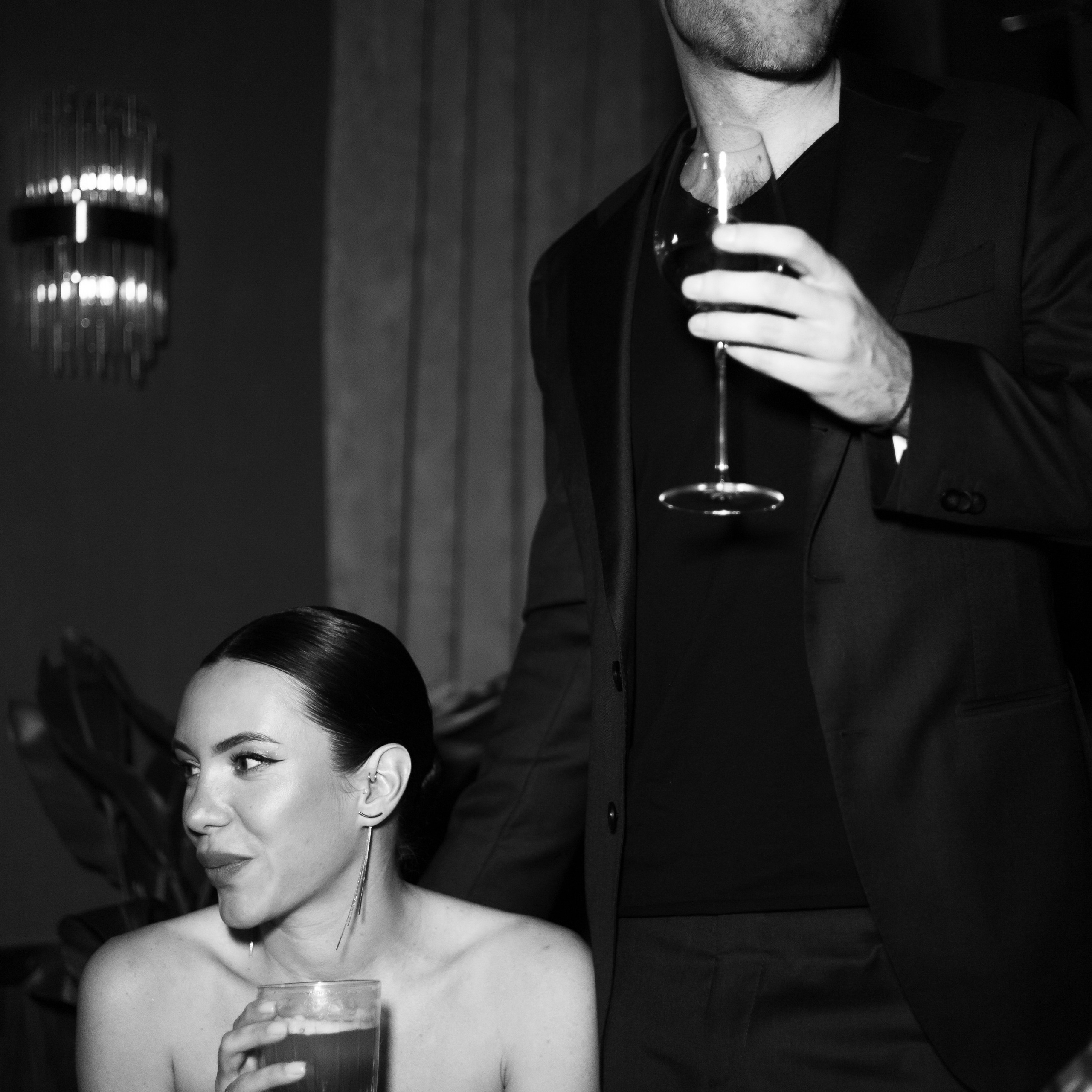 Регистрация брака в особняке Royal фотосессия лавстори в студии Москва и камерный ужин с друзьями. Свадебный фотограф Москва Москвовская область Санкт-Петербург