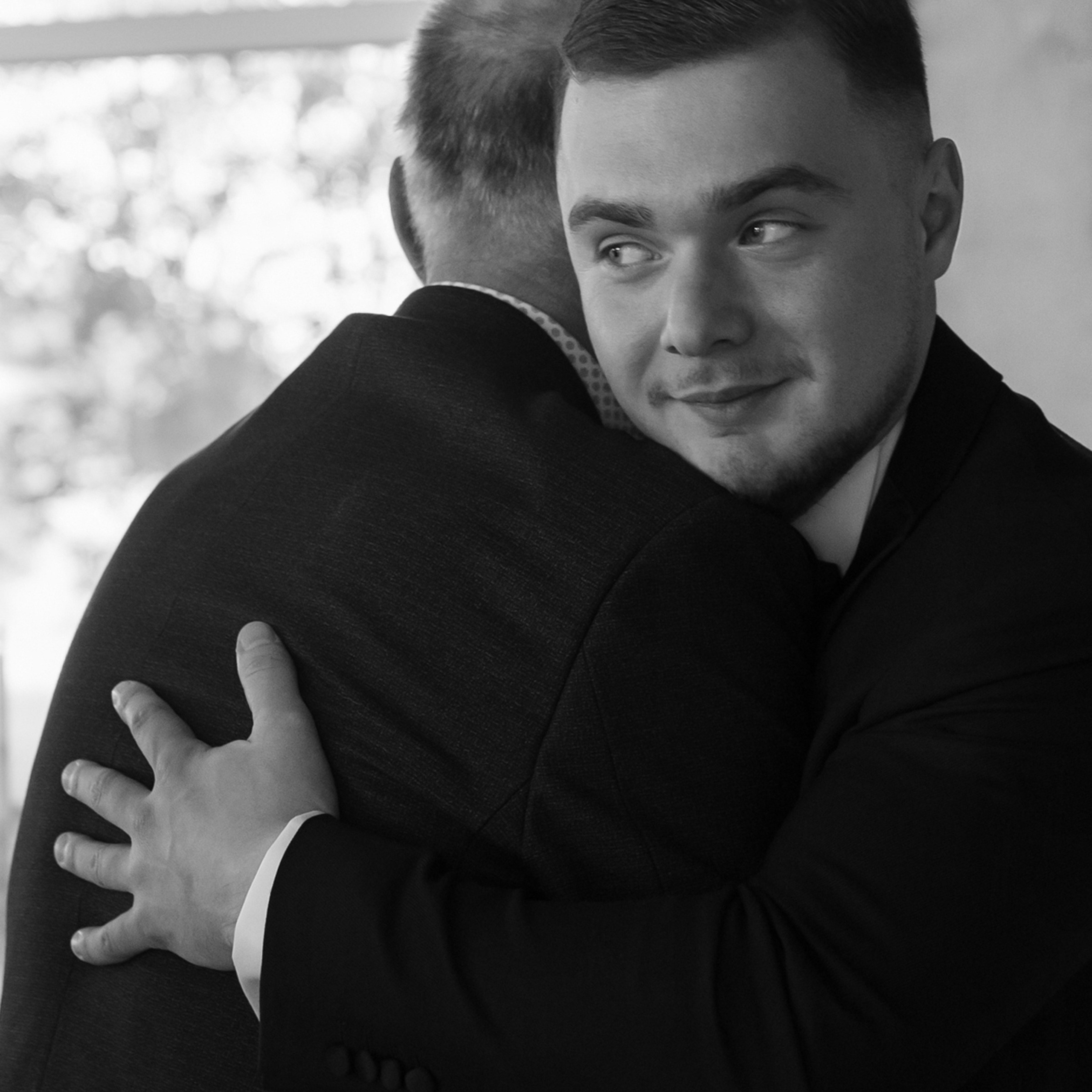 Свадебная съемка камерная с цветным дымом. Свадебный фотограф Москва Москвовская область Санкт-Петербург