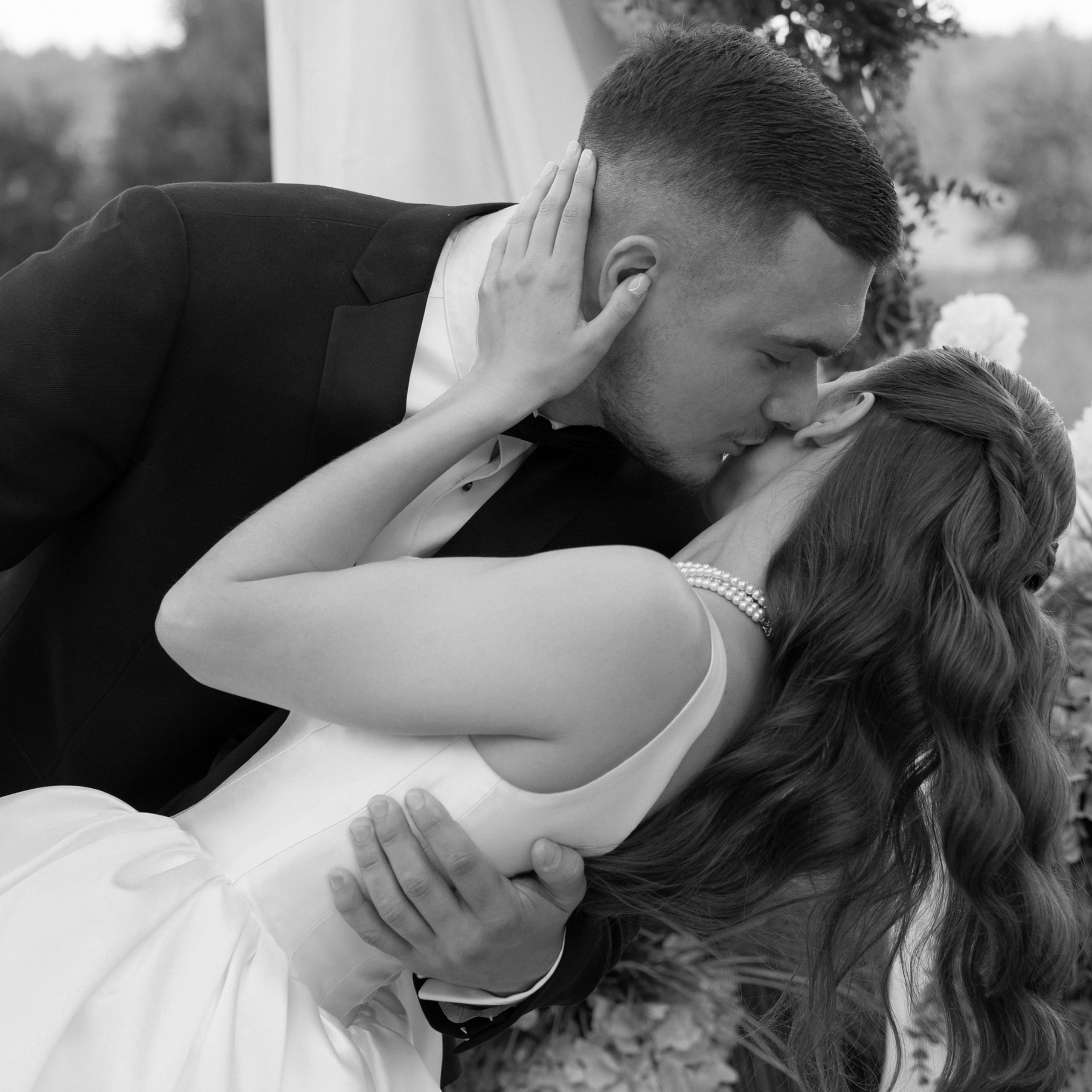 Свадебная съемка камерная с цветным дымом. Свадебный фотограф Москва Москвовская область Санкт-Петербург