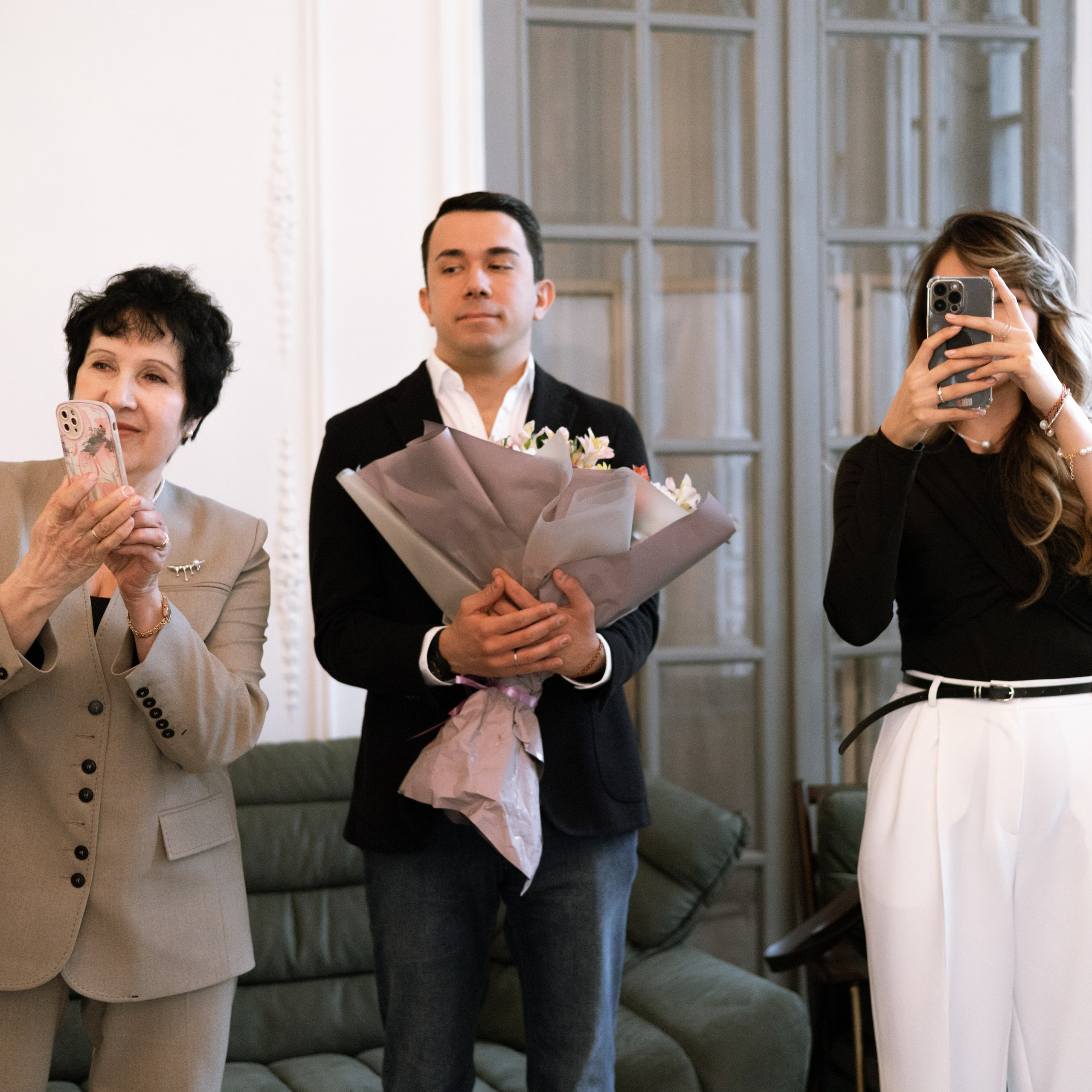 Регистрация брака в особняке Royal фотосессия лавстори в студии Москва и камерный ужин с друзьями. Свадебный фотограф Москва Москвовская область Санкт-Петербург