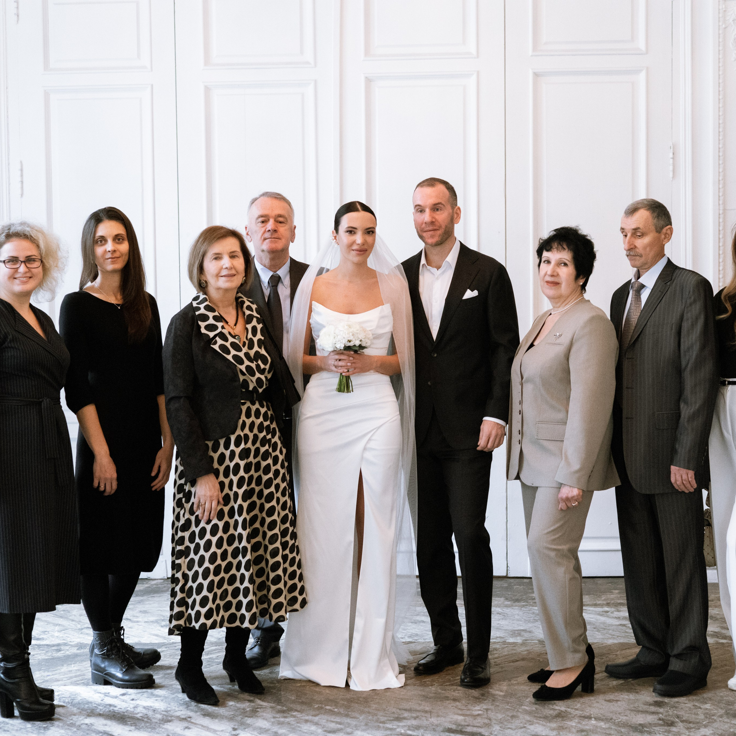 Регистрация брака в особняке Royal фотосессия лавстори в студии Москва и камерный ужин с друзьями. Свадебный фотограф Москва Москвовская область Санкт-Петербург