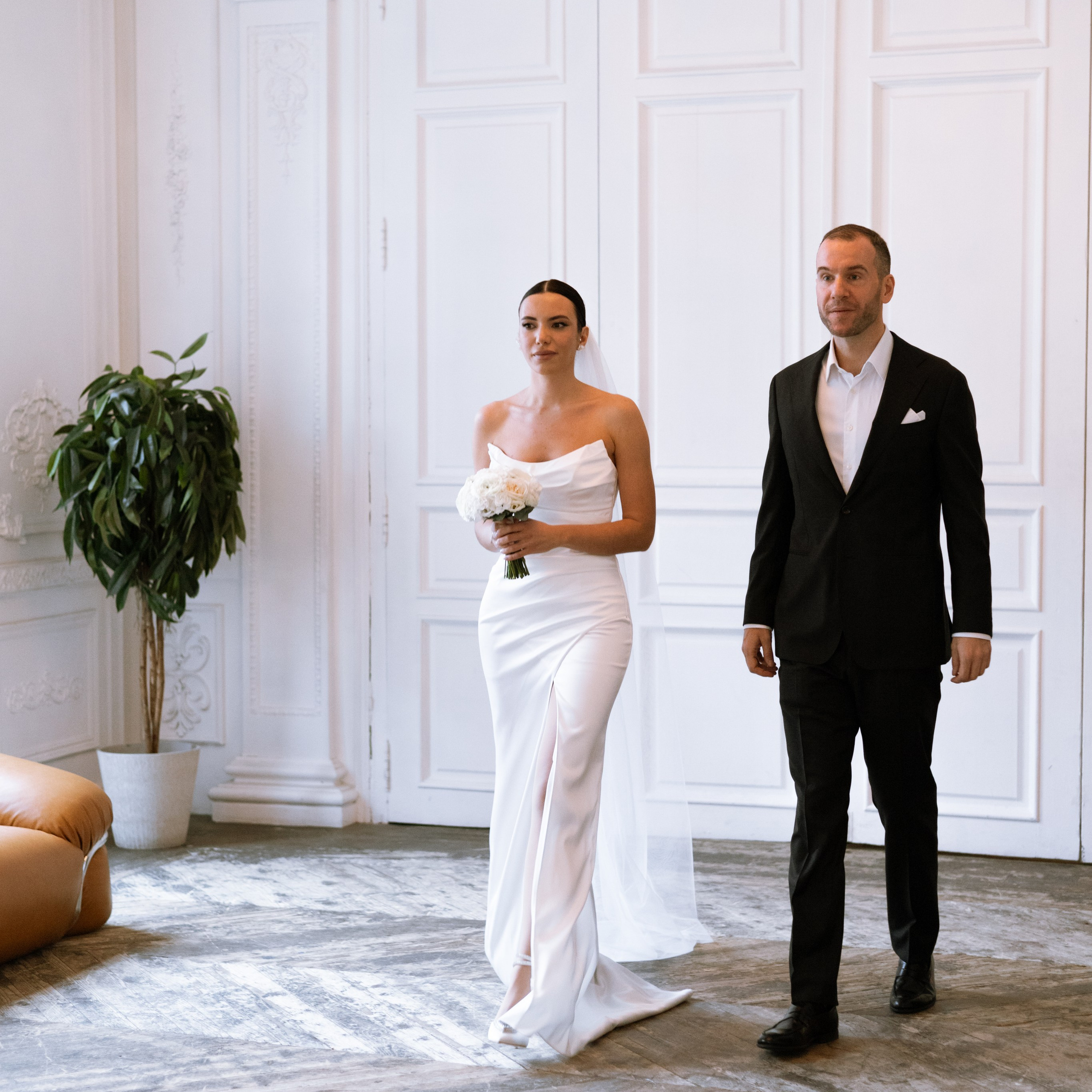 Регистрация брака в особняке Royal фотосессия лавстори в студии Москва и камерный ужин с друзьями. Свадебный фотограф Москва Москвовская область Санкт-Петербург