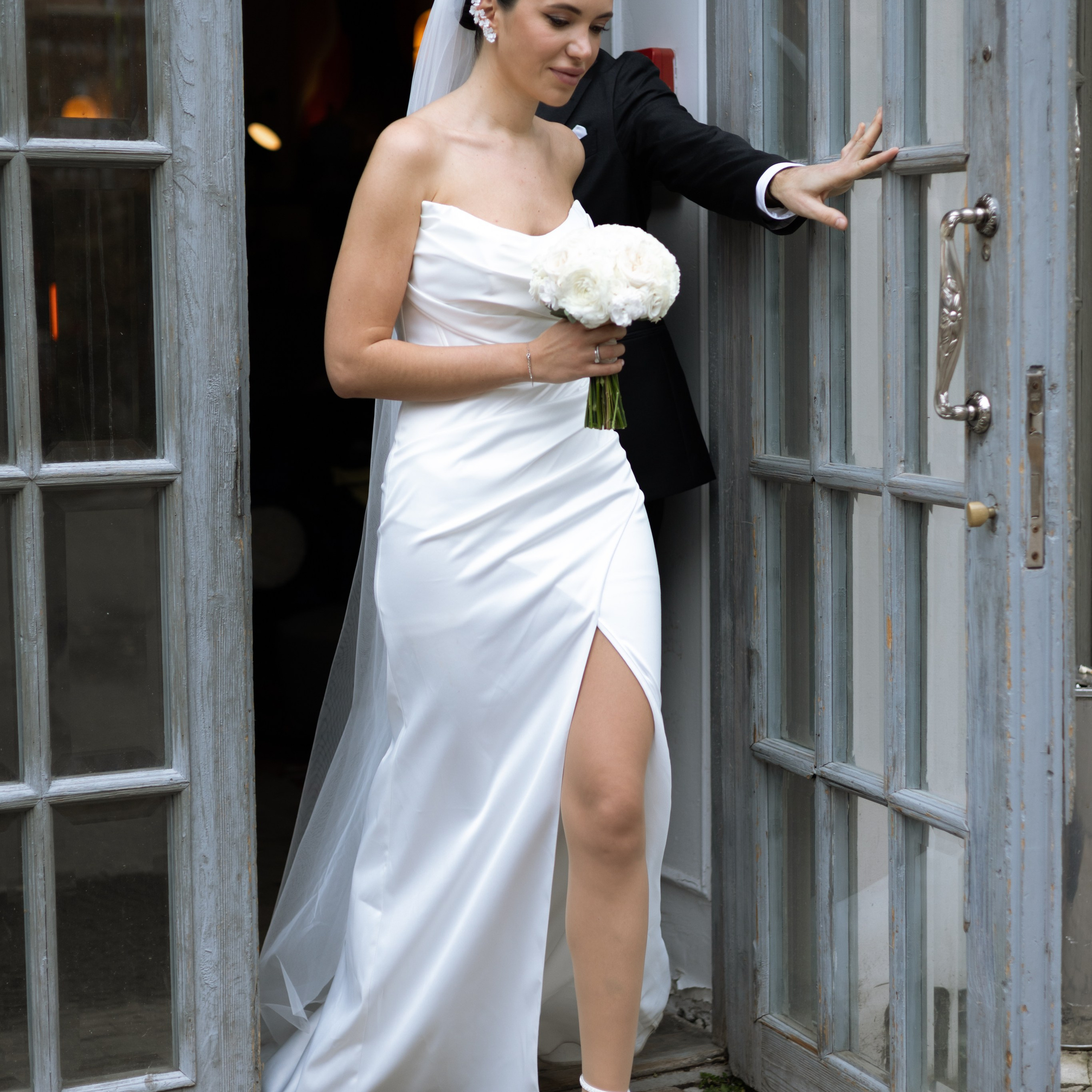 Регистрация брака в особняке Royal фотосессия лавстори в студии Москва и камерный ужин с друзьями. Свадебный фотограф Москва Москвовская область Санкт-Петербург