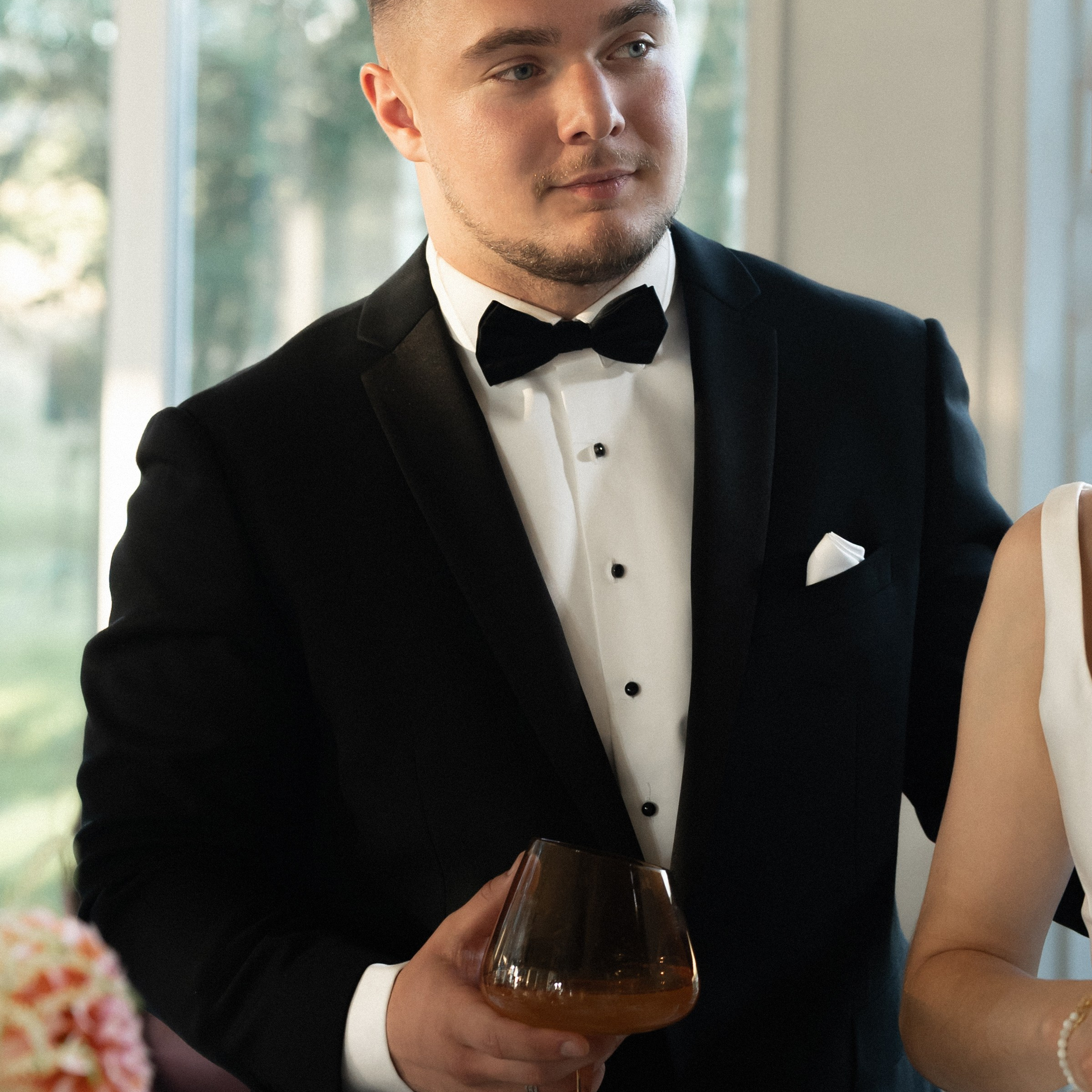 Свадебная съемка камерная с цветным дымом. Свадебный фотограф Москва Москвовская область Санкт-Петербург