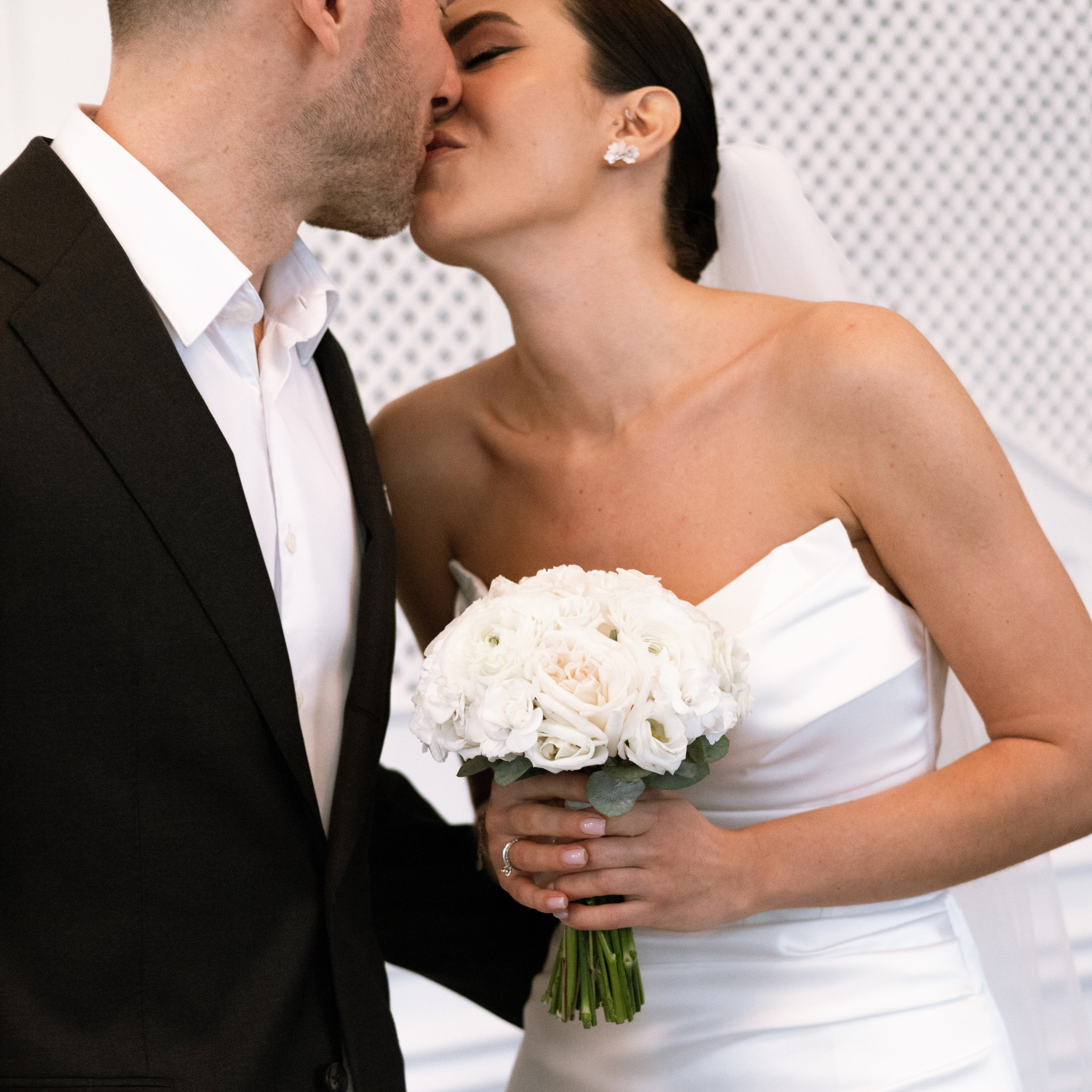 Регистрация брака в особняке Royal фотосессия лавстори в студии Москва и камерный ужин с друзьями. Свадебный фотограф Москва Москвовская область Санкт-Петербург