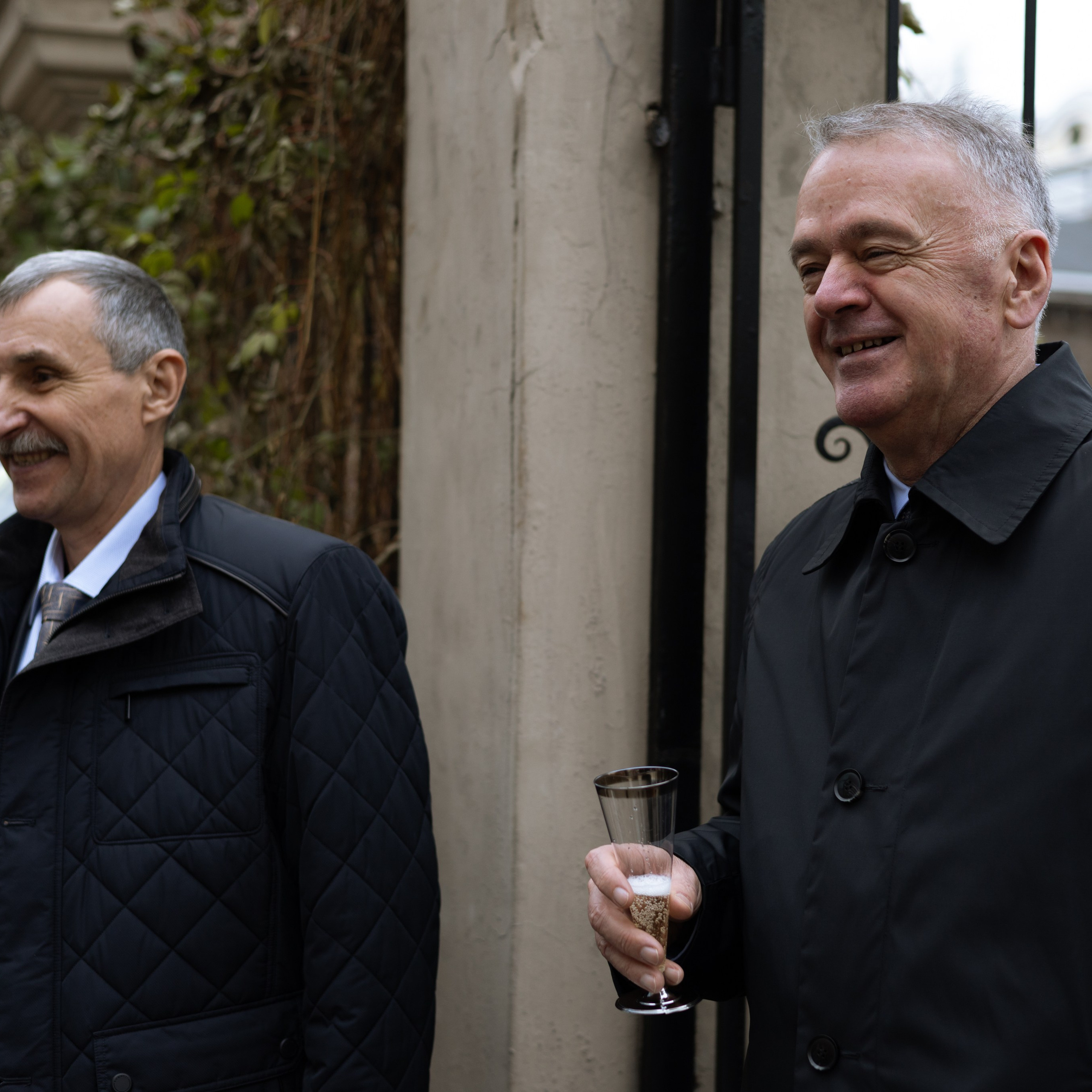 Регистрация брака в особняке Royal фотосессия лавстори в студии Москва и камерный ужин с друзьями. Свадебный фотограф Москва Москвовская область Санкт-Петербург