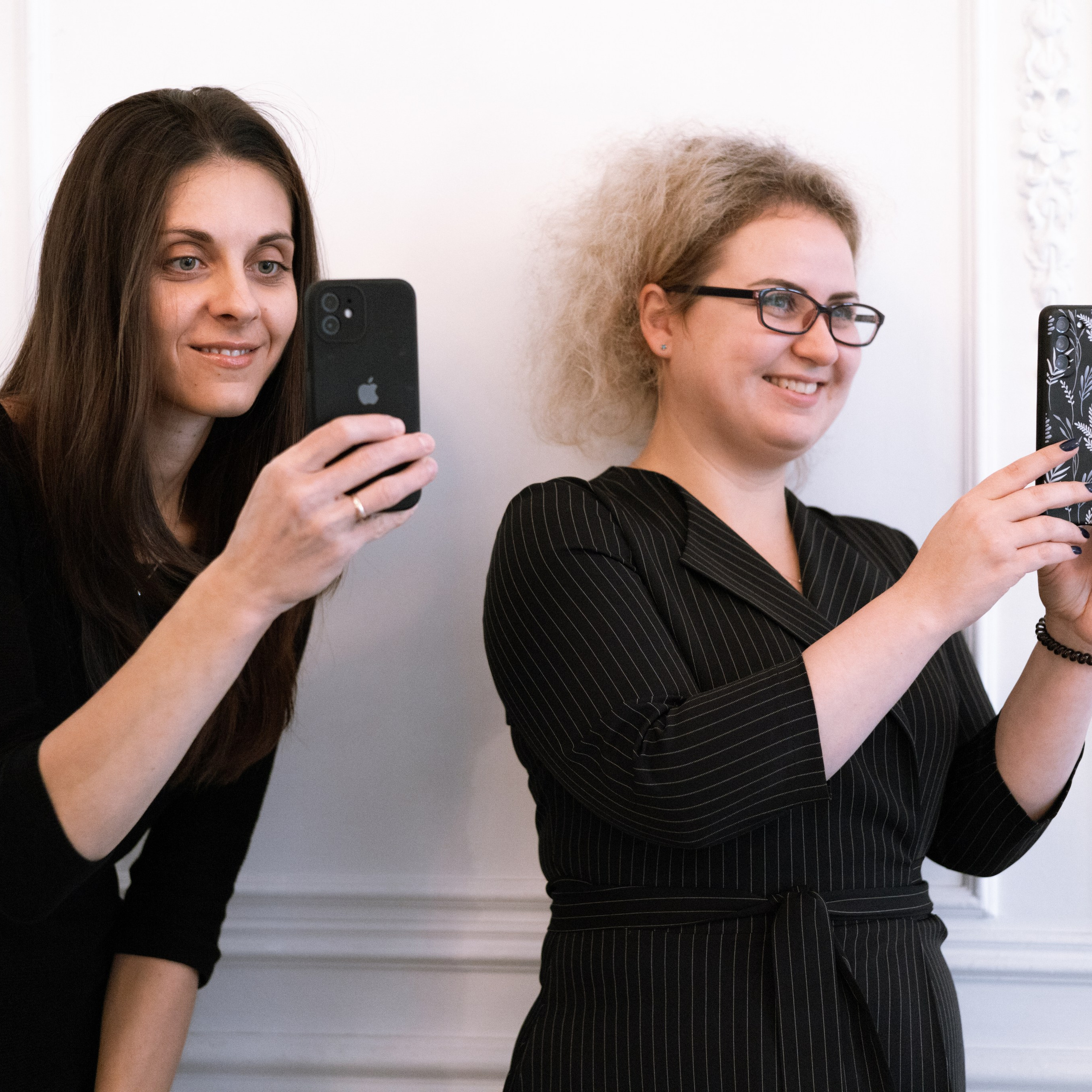 Регистрация брака в особняке Royal фотосессия лавстори в студии Москва и камерный ужин с друзьями. Свадебный фотограф Москва Москвовская область Санкт-Петербург