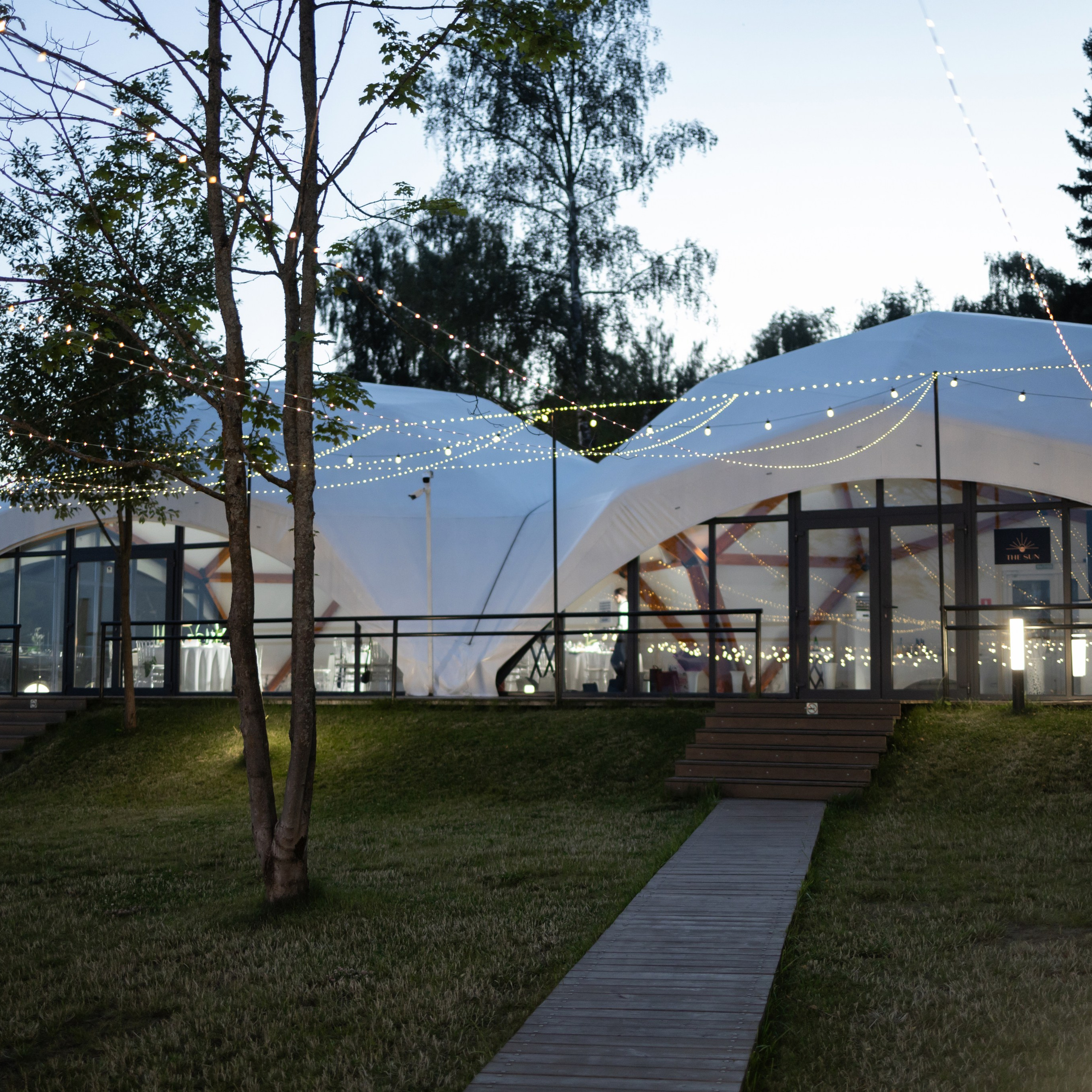 Свадьба на 50 человек на озере Сенеж площадка the Sun выездная регистрация. Свадебный фотограф Москва Москвовская область Санкт-Петербург