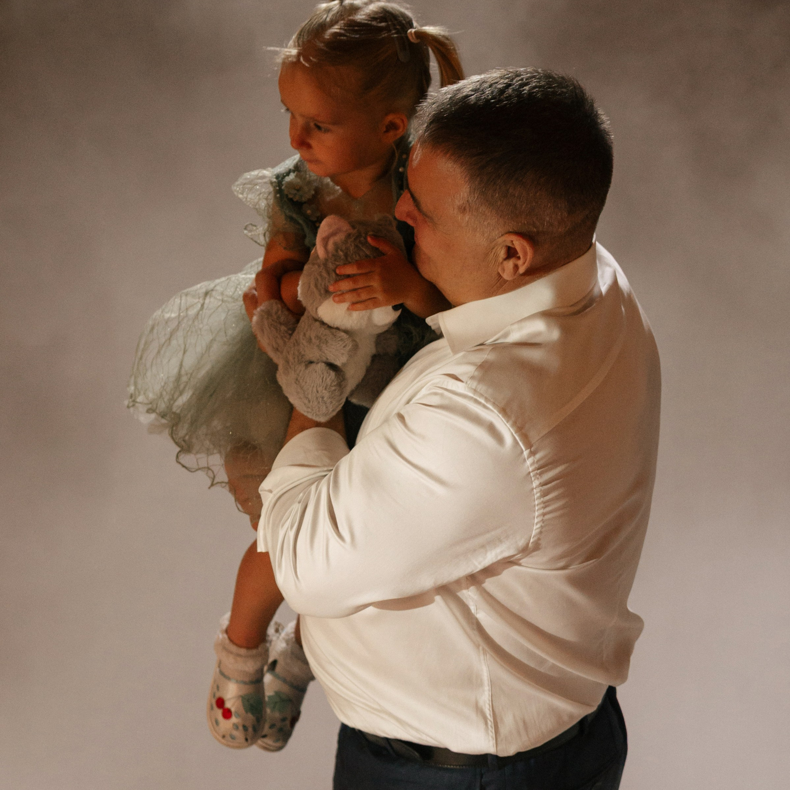 Свадебная съемка камерная с цветным дымом. Свадебный фотограф Москва Москвовская область Санкт-Петербург