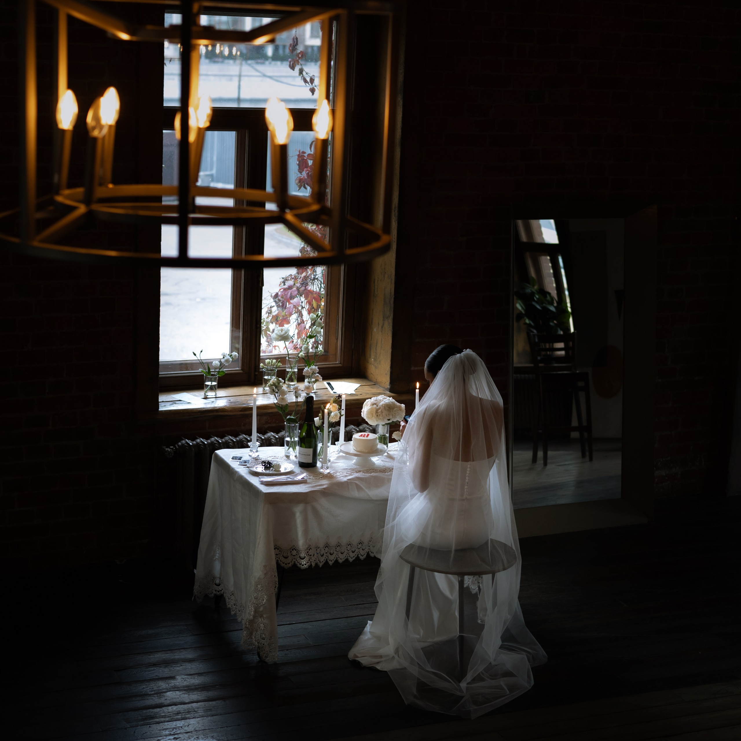 Регистрация брака в особняке Royal фотосессия лавстори в студии Москва и камерный ужин с друзьями. Свадебный фотограф Москва Москвовская область Санкт-Петербург