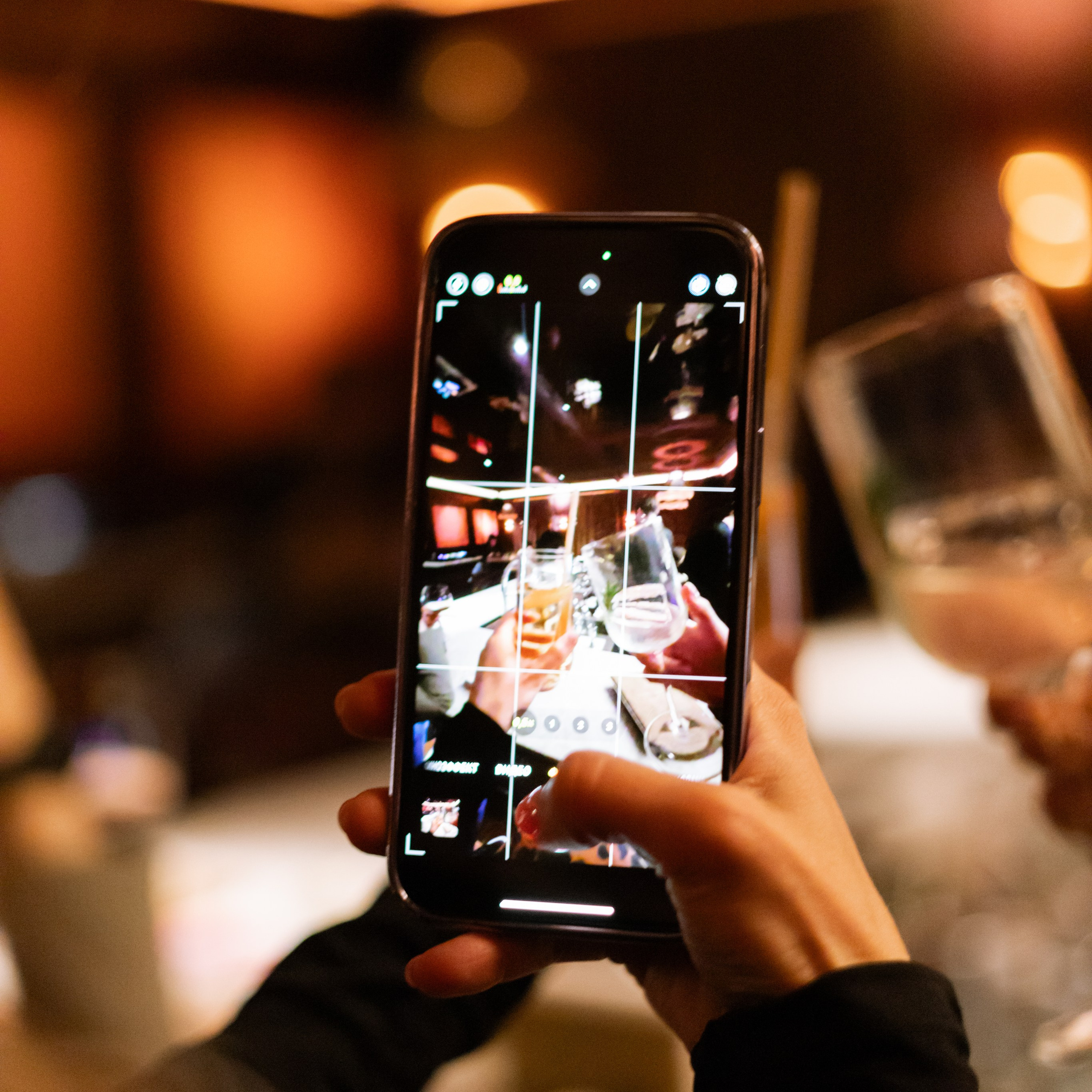 Регистрация брака в особняке Royal фотосессия лавстори в студии Москва и камерный ужин с друзьями. Свадебный фотограф Москва Москвовская область Санкт-Петербург