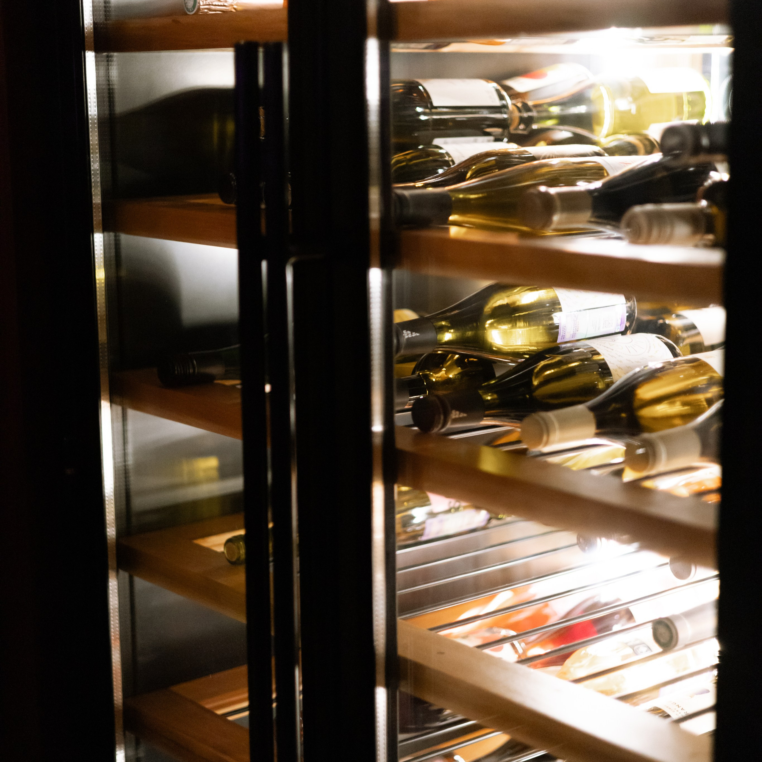 Регистрация брака в особняке Royal фотосессия лавстори в студии Москва и камерный ужин с друзьями. Свадебный фотограф Москва Москвовская область Санкт-Петербург