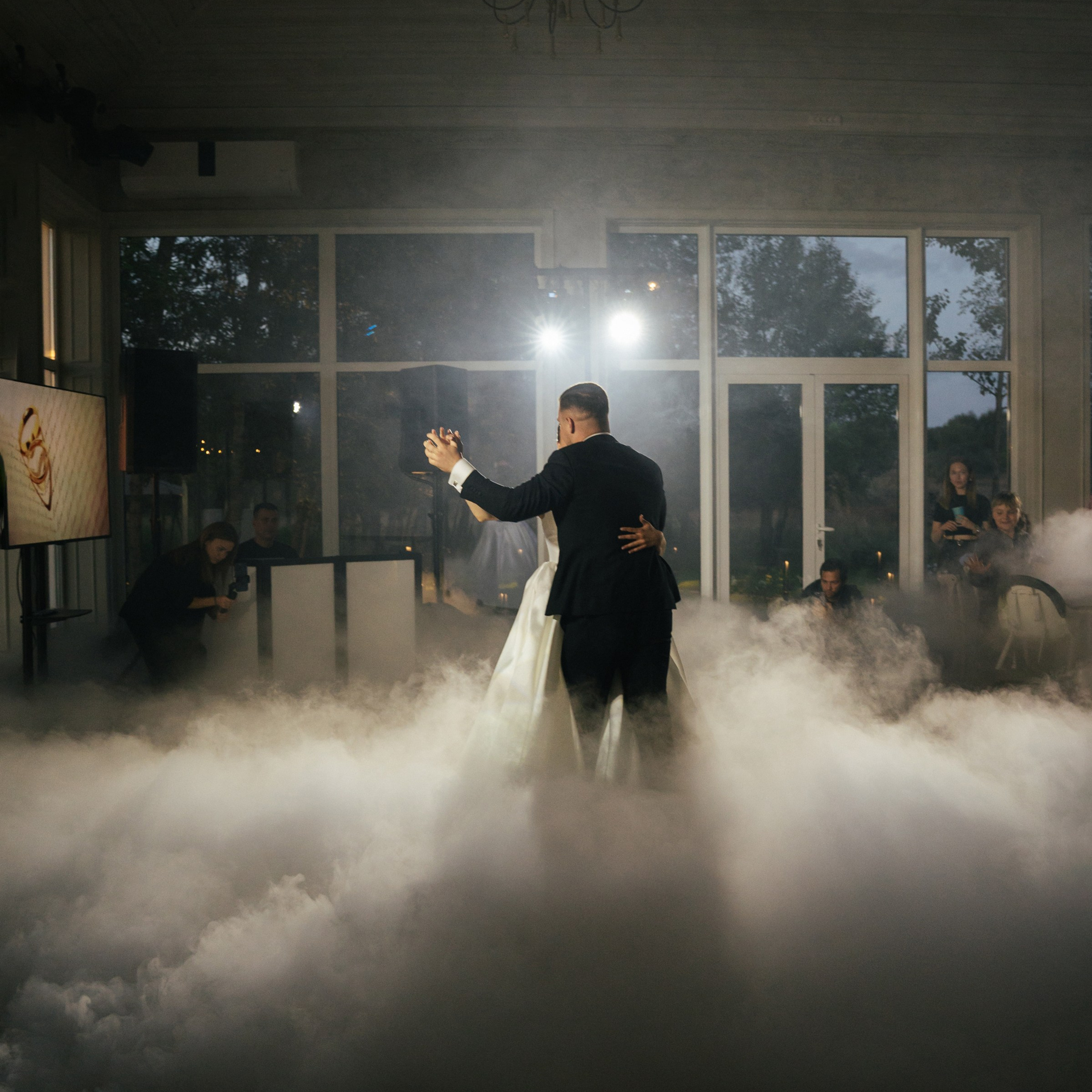 Свадебная съемка камерная с цветным дымом. Свадебный фотограф Москва Москвовская область Санкт-Петербург