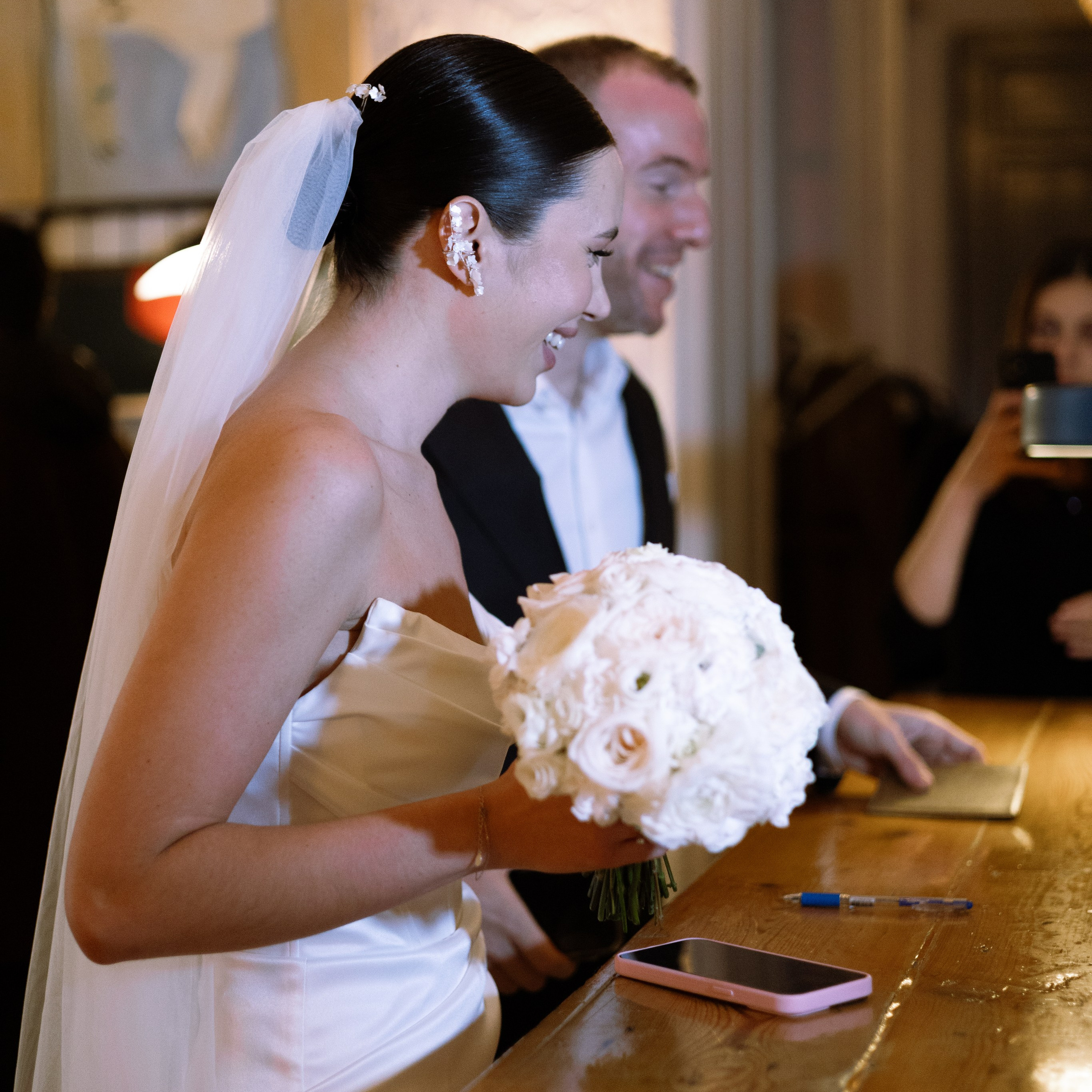 Регистрация брака в особняке Royal фотосессия лавстори в студии Москва и камерный ужин с друзьями. Свадебный фотограф Москва Москвовская область Санкт-Петербург