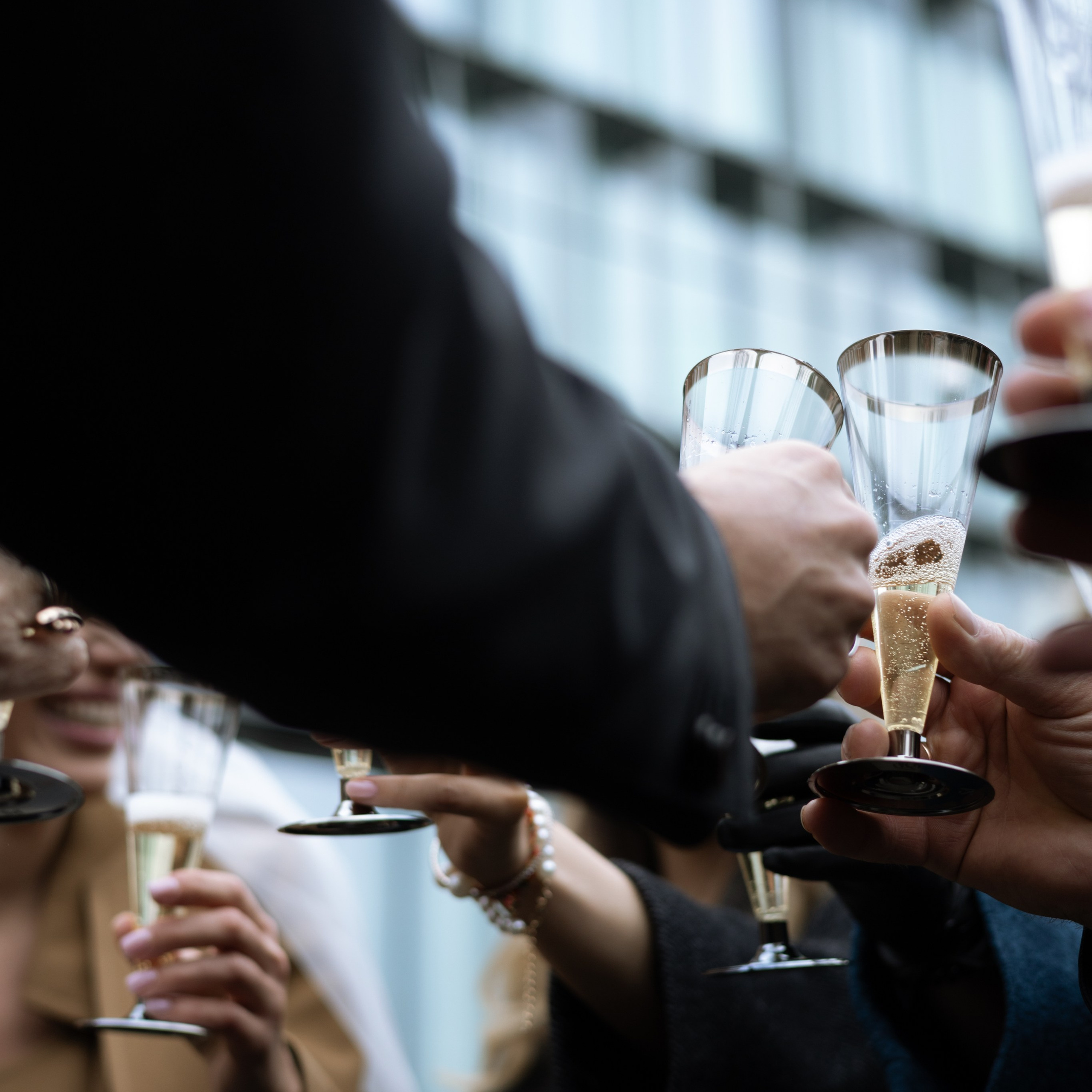 Регистрация брака в особняке Royal фотосессия лавстори в студии Москва и камерный ужин с друзьями. Свадебный фотограф Москва Москвовская область Санкт-Петербург