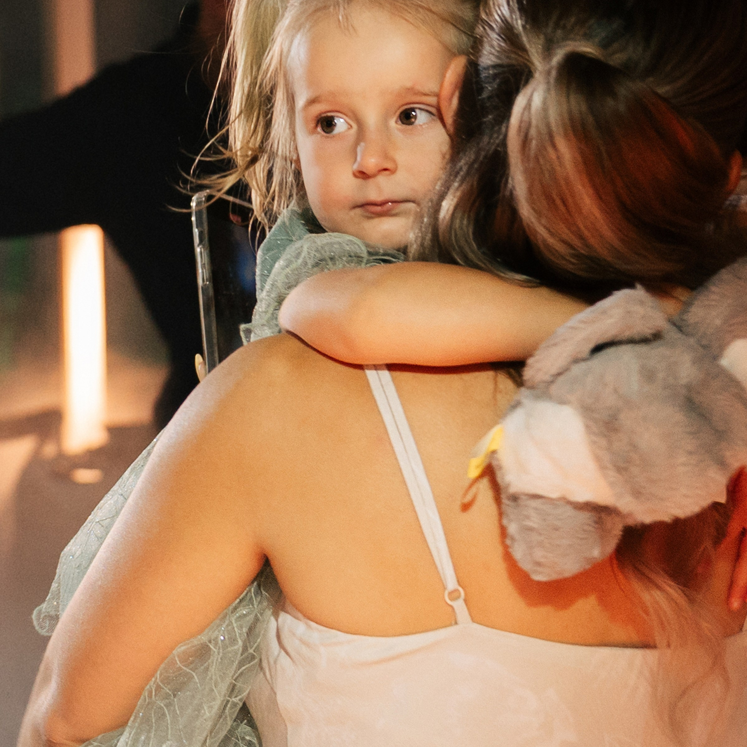 Свадебная съемка камерная с цветным дымом. Свадебный фотограф Москва Москвовская область Санкт-Петербург