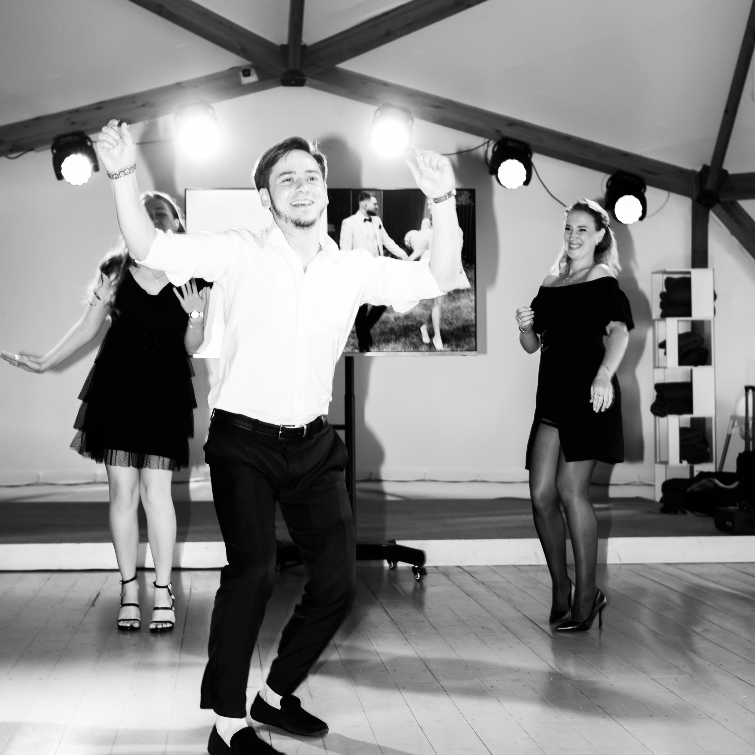 Свадьба на 50 человек на озере Сенеж площадка the Sun выездная регистрация. Свадебный фотограф Москва Москвовская область Санкт-Петербург