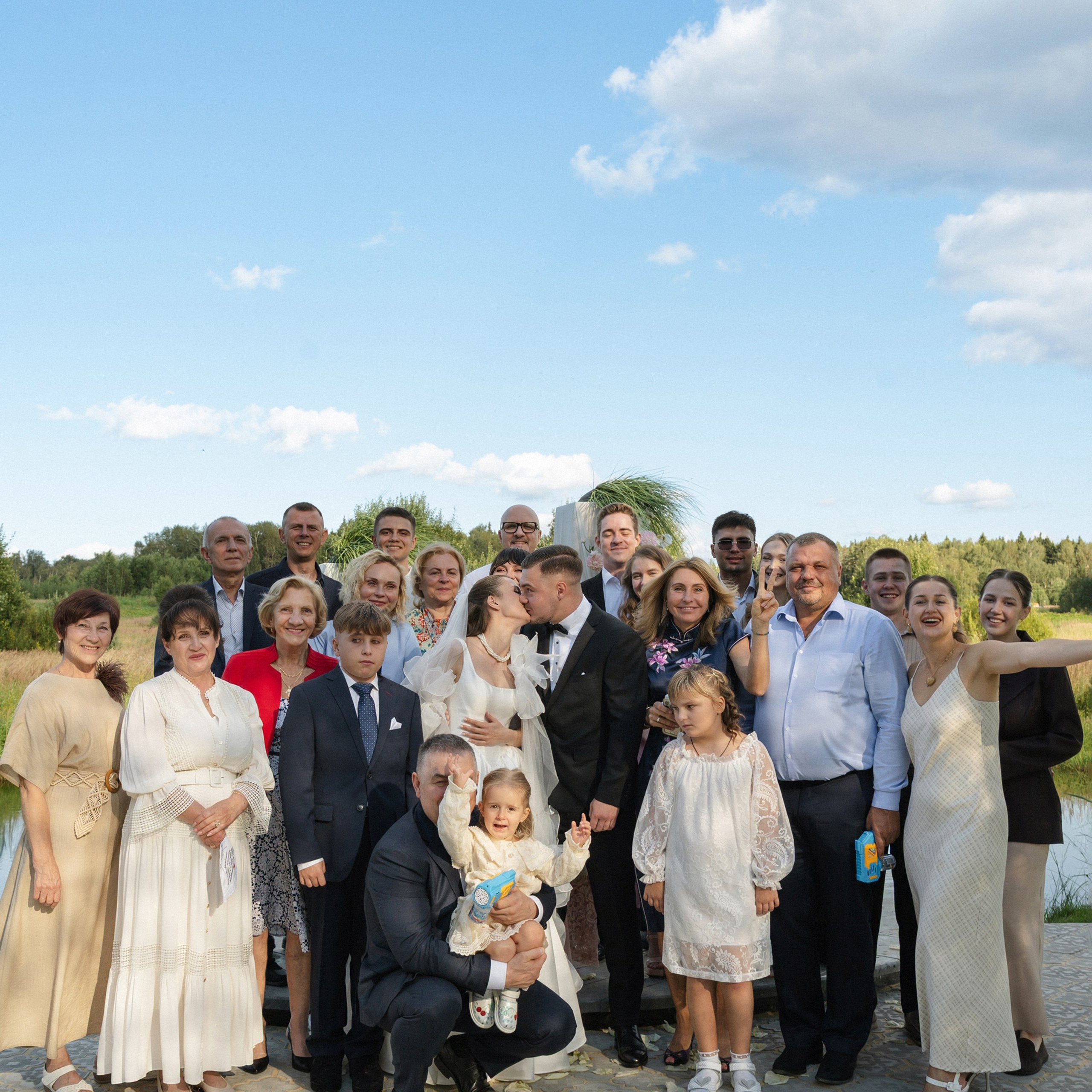 Свадебная съемка камерная с цветным дымом. Свадебный фотограф Москва Москвовская область Санкт-Петербург