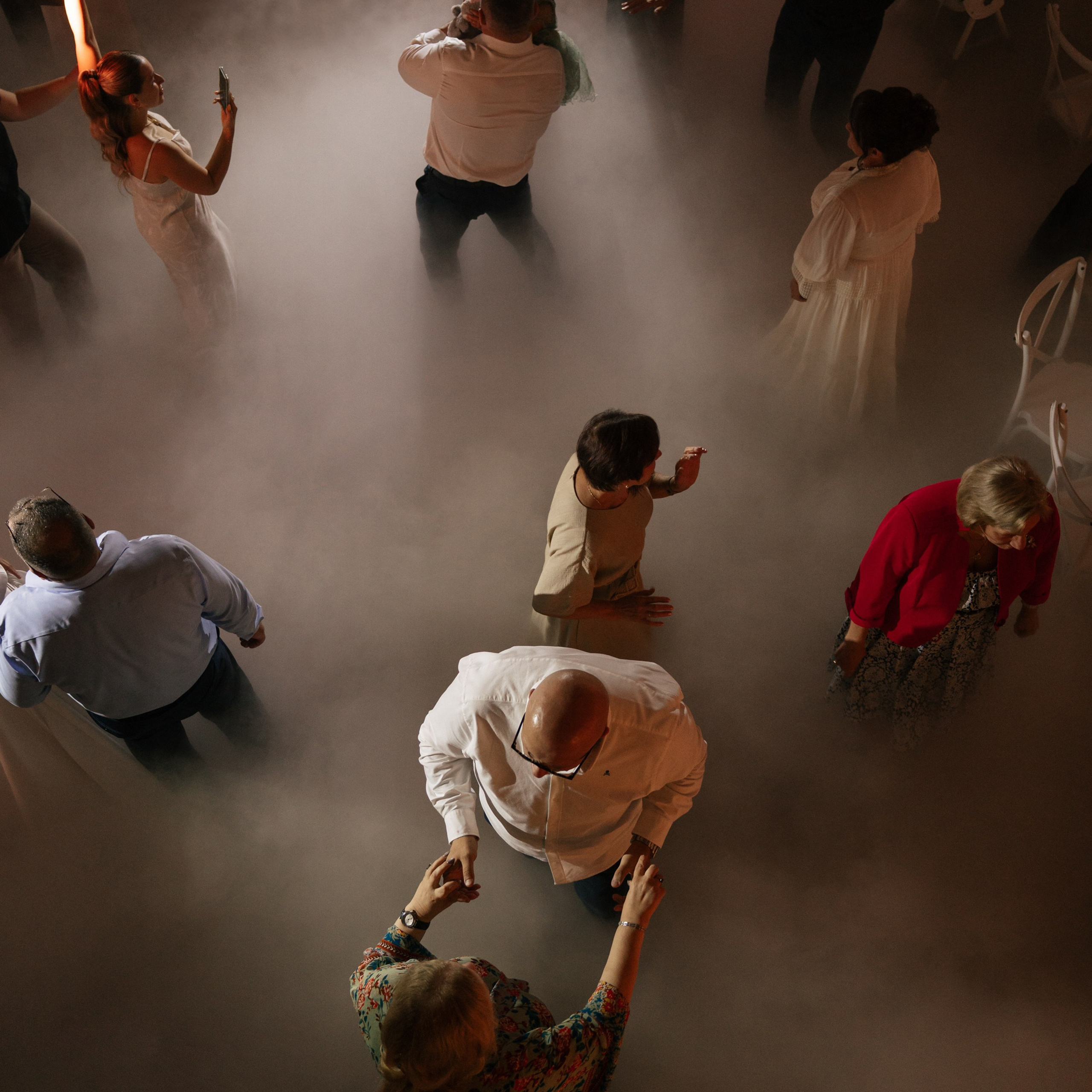 Свадебная съемка камерная с цветным дымом. Свадебный фотограф Москва Москвовская область Санкт-Петербург