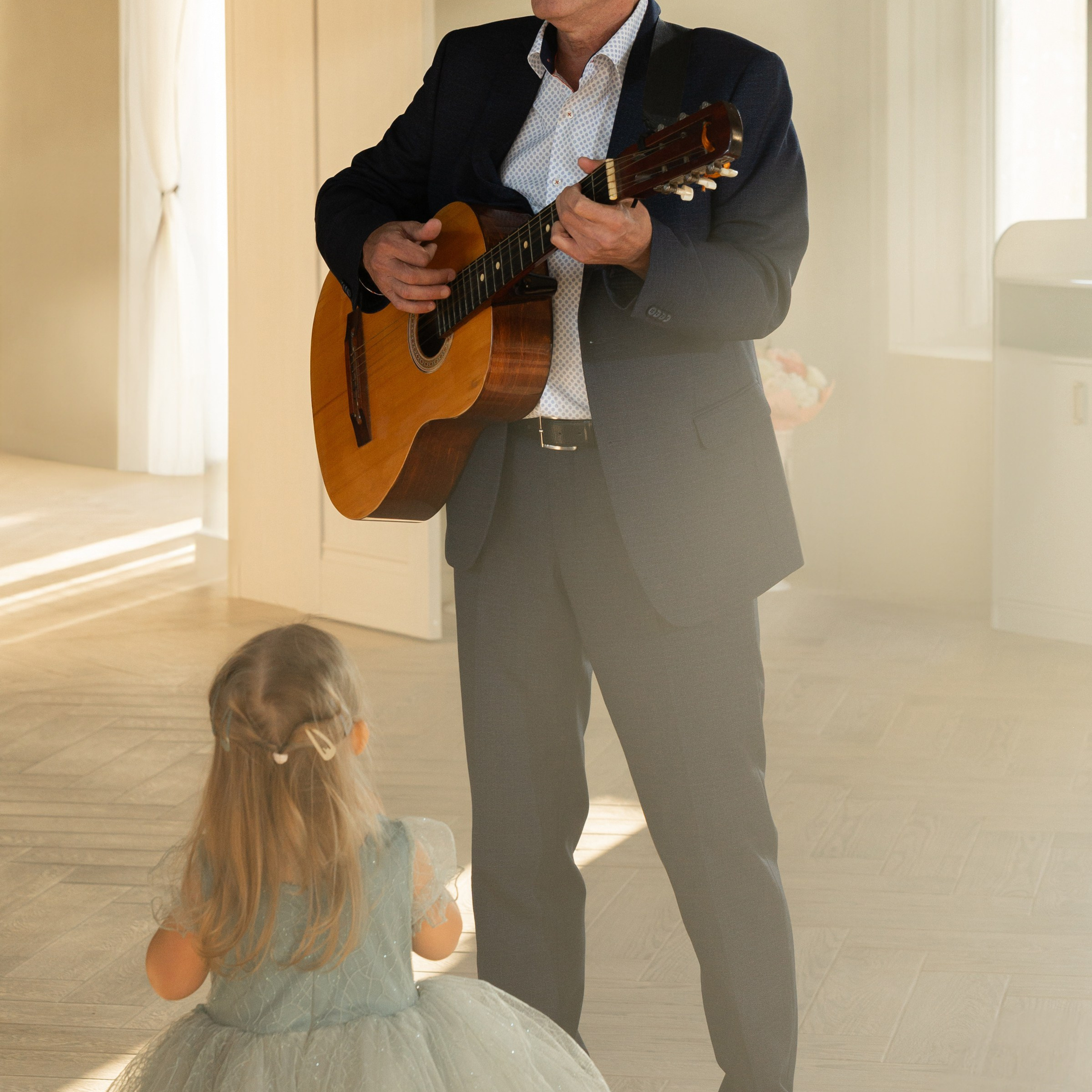 Свадебная съемка камерная с цветным дымом. Свадебный фотограф Москва Москвовская область Санкт-Петербург