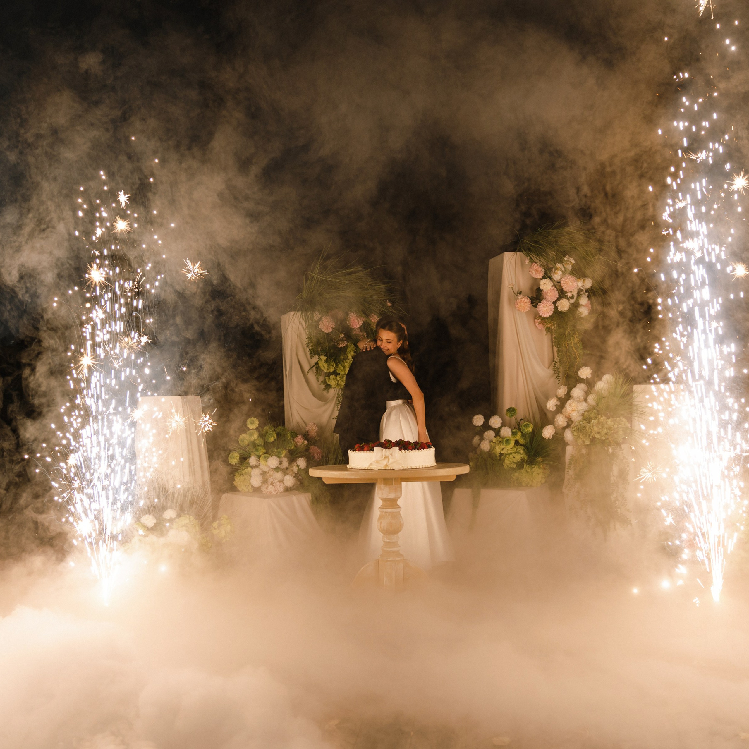 Свадебная съемка камерная с цветным дымом. Свадебный фотограф Москва Москвовская область Санкт-Петербург