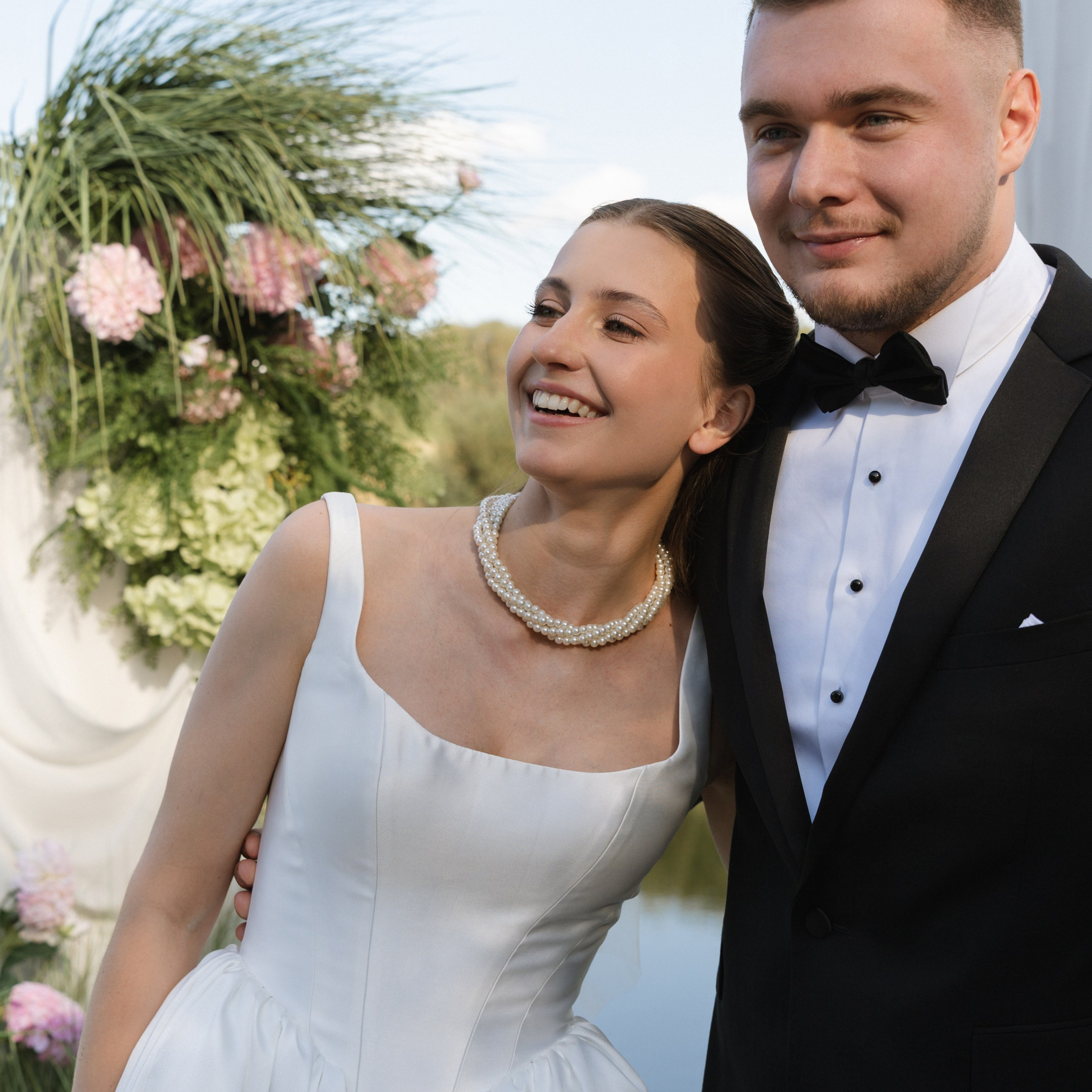 Свадебная съемка камерная с цветным дымом. Свадебный фотограф Москва Москвовская область Санкт-Петербург