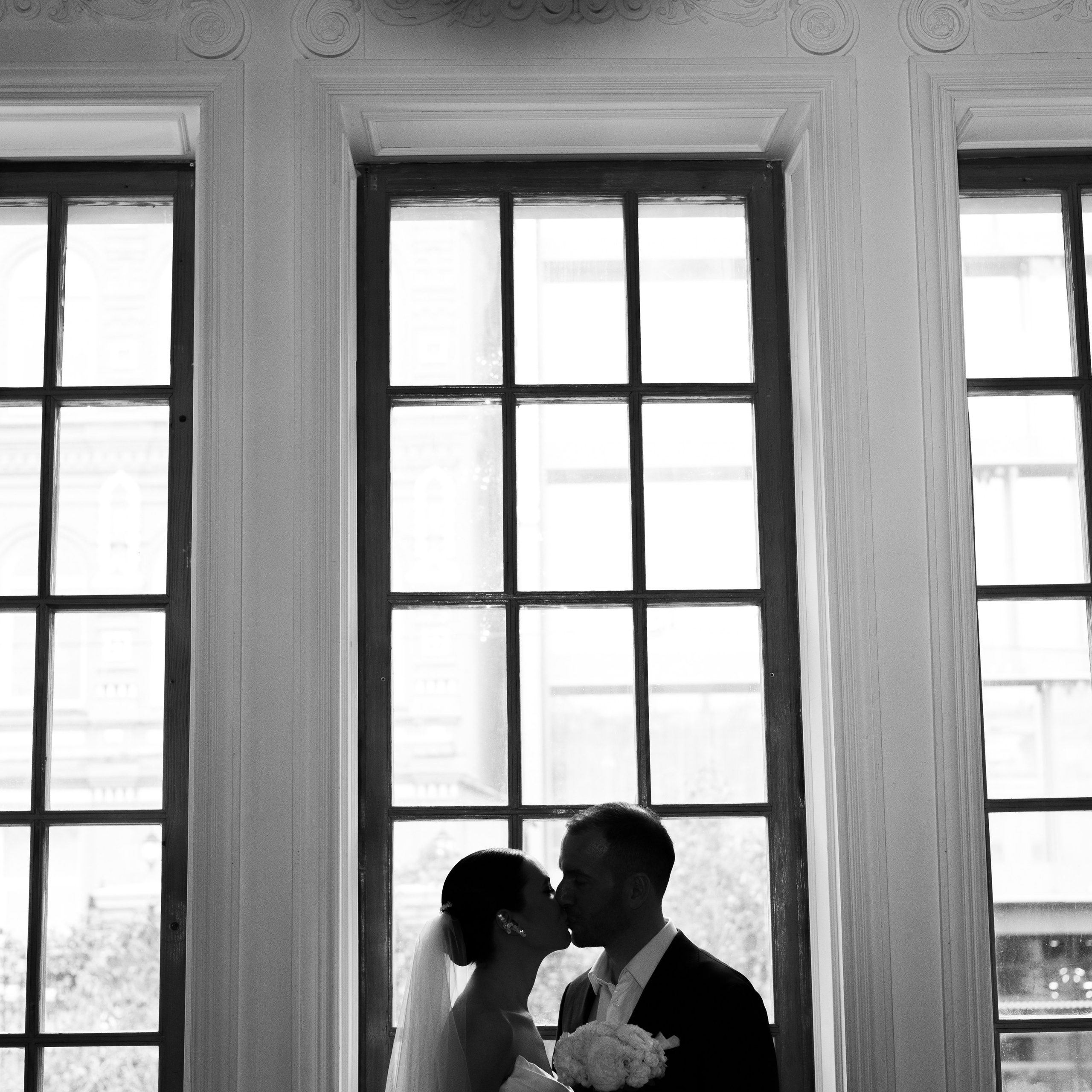 Регистрация брака в особняке Royal фотосессия лавстори в студии Москва и камерный ужин с друзьями. Свадебный фотограф Москва Москвовская область Санкт-Петербург