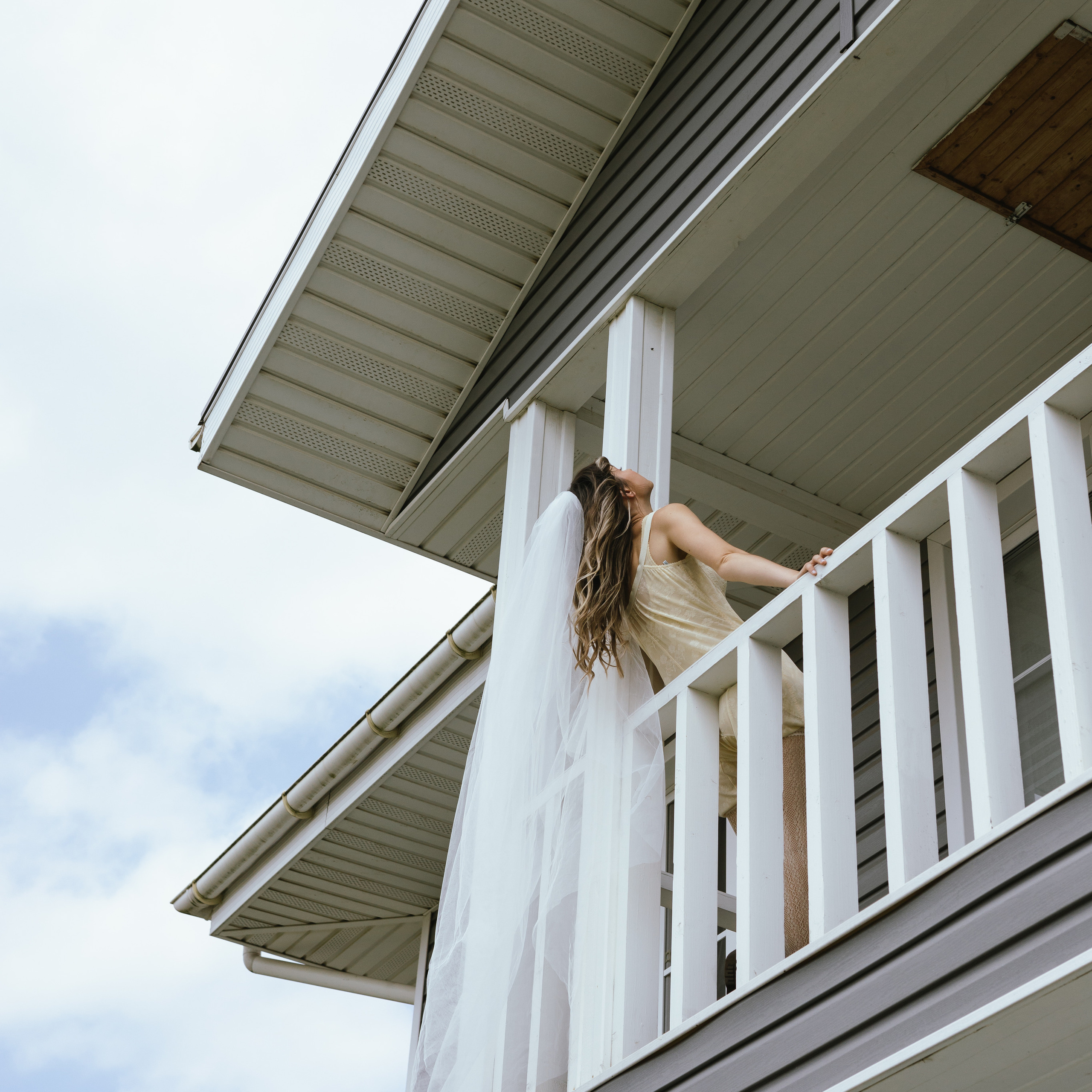 Vnukovo Village свадебная фотосессия с выездной регистрацияей жарким августом утро невесты в доме на природе и выездная регистрация. Свадебный фотограф Москва Москвовская область Санкт-Петербург