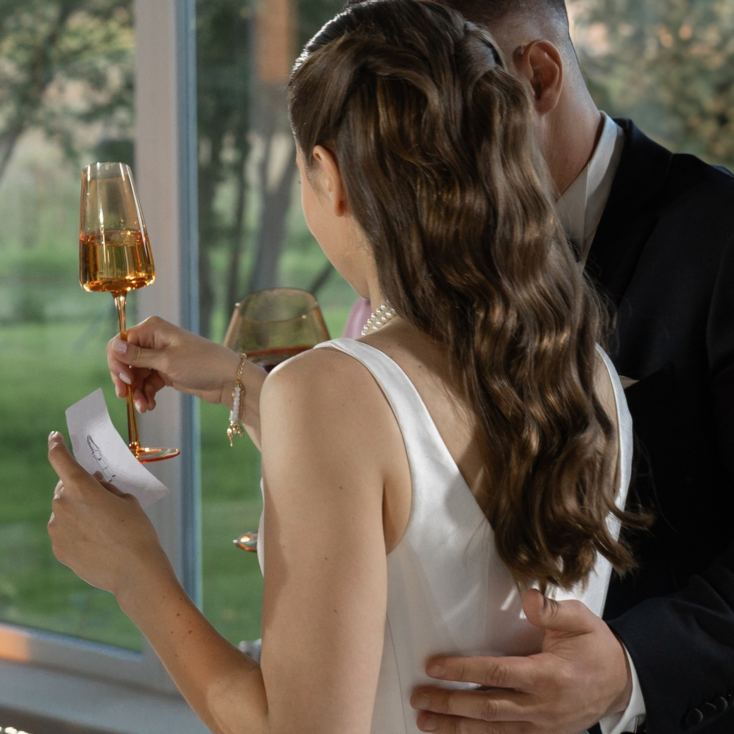 Свадебная съемка камерная с цветным дымом. Свадебный фотограф Москва Москвовская область Санкт-Петербург