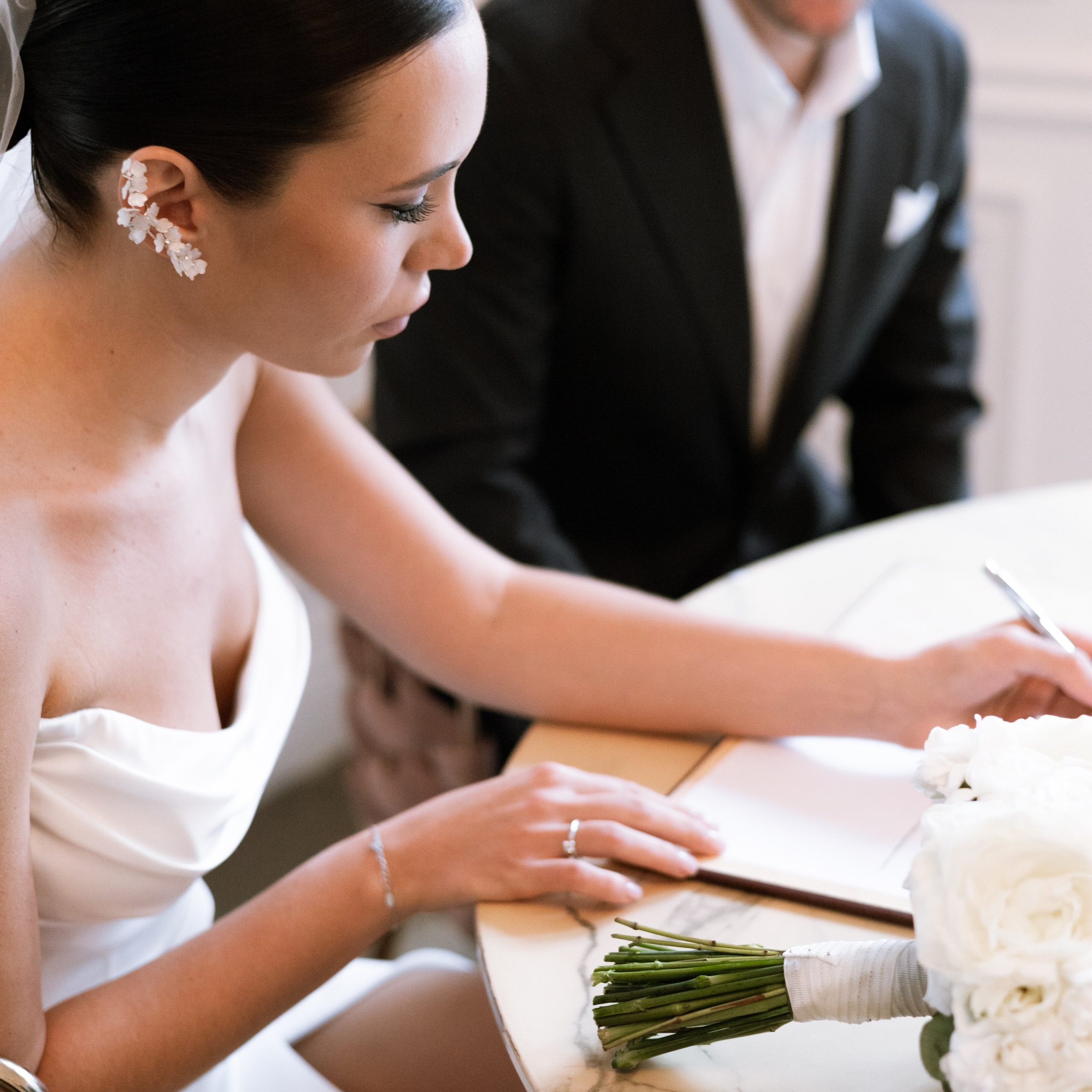 Регистрация брака в особняке Royal фотосессия лавстори в студии Москва и камерный ужин с друзьями. Свадебный фотограф Москва Москвовская область Санкт-Петербург