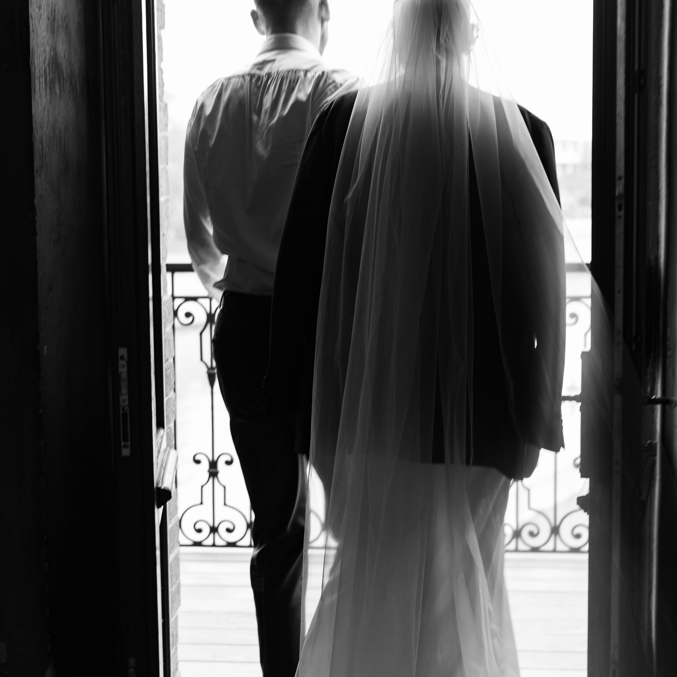 Регистрация брака в особняке Royal фотосессия лавстори в студии Москва и камерный ужин с друзьями. Свадебный фотограф Москва Москвовская область Санкт-Петербург