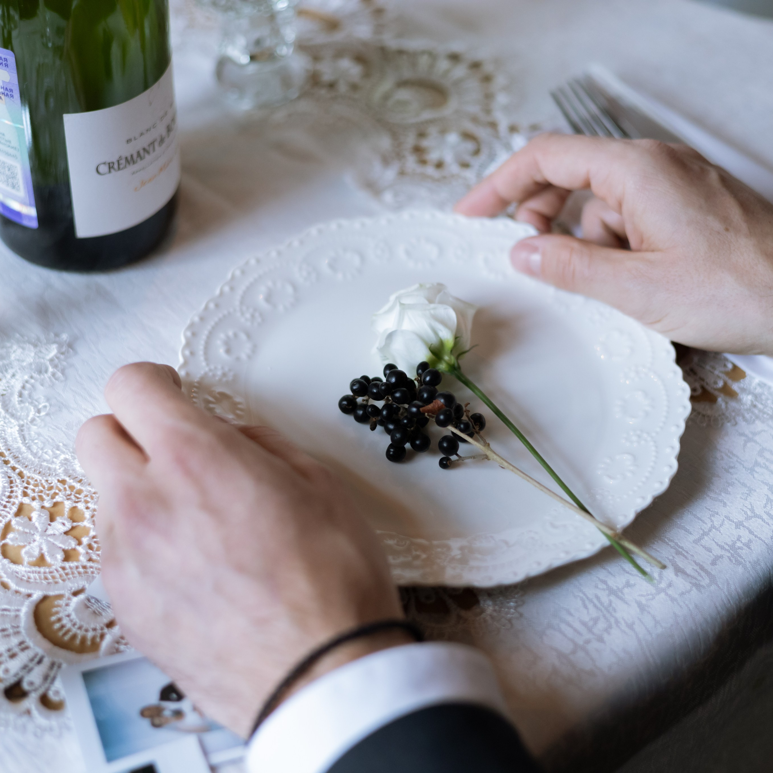 Регистрация брака в особняке Royal фотосессия лавстори в студии Москва и камерный ужин с друзьями. Свадебный фотограф Москва Москвовская область Санкт-Петербург